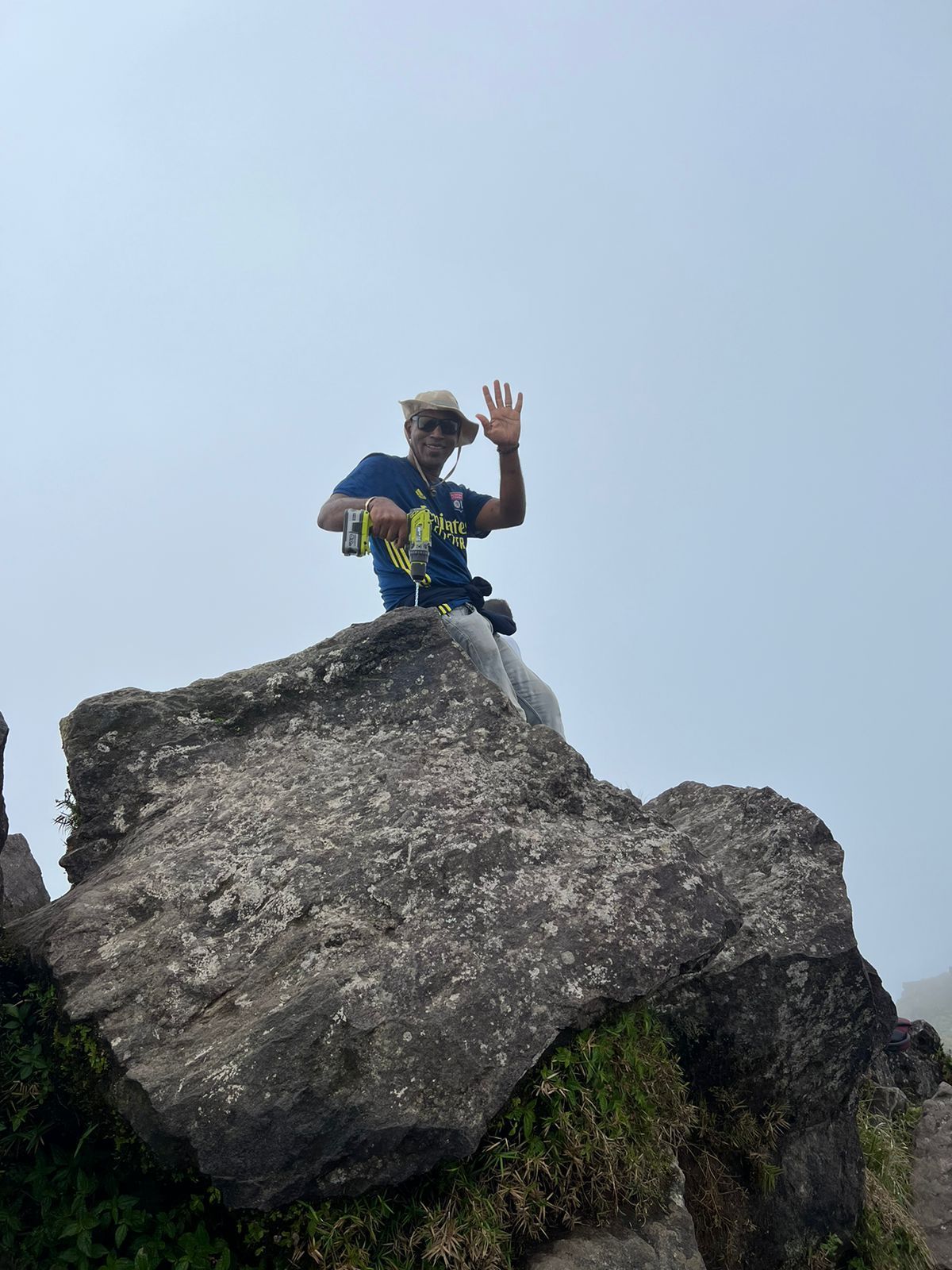 Un homme sur un rocher.