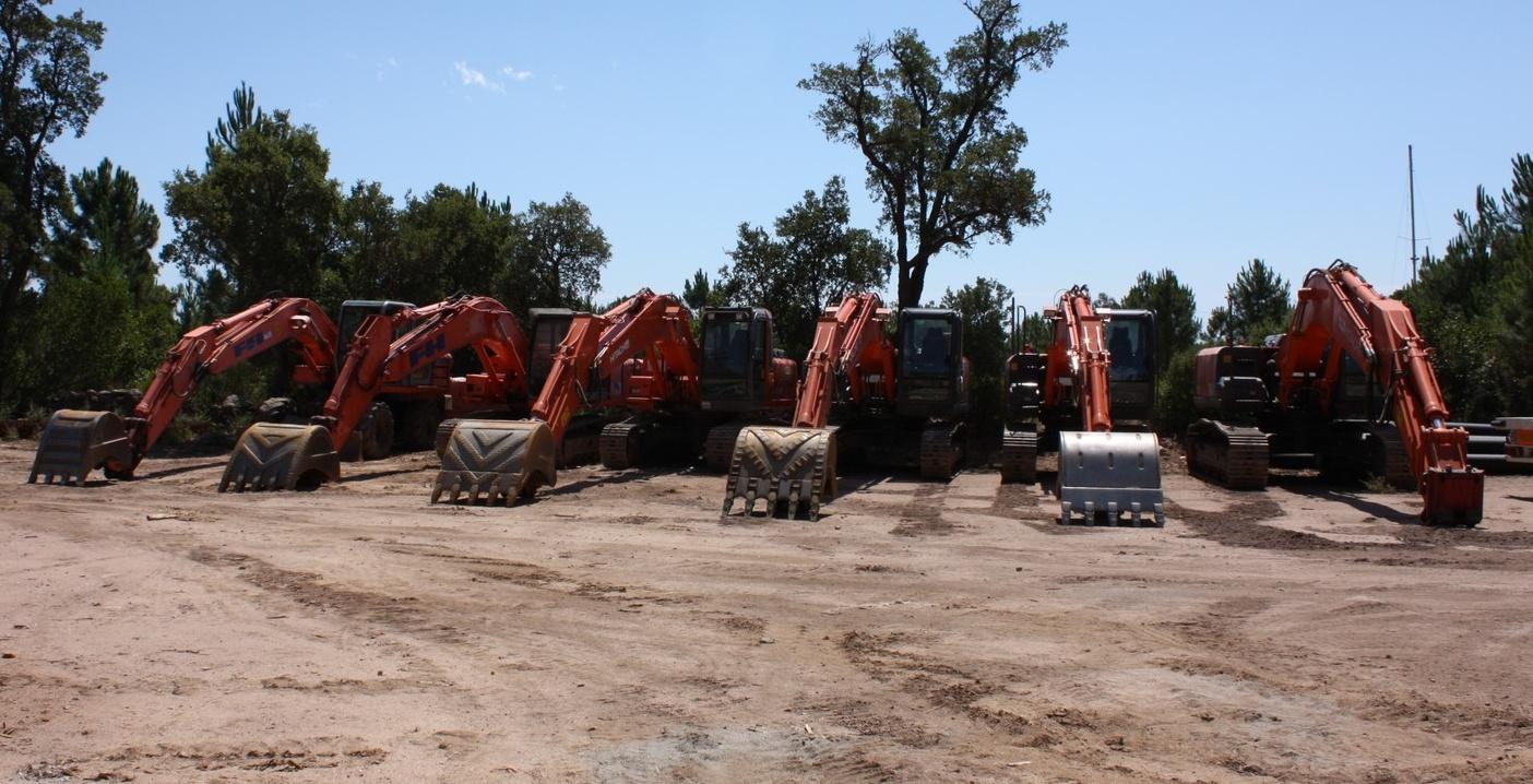 Tractopelle alignées rouges Malagoli