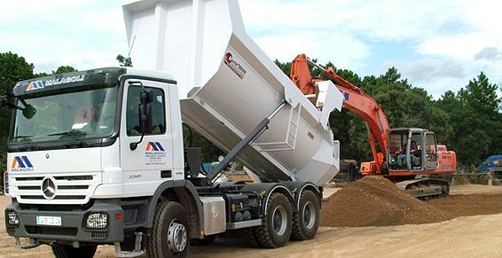 Camion benne relevé