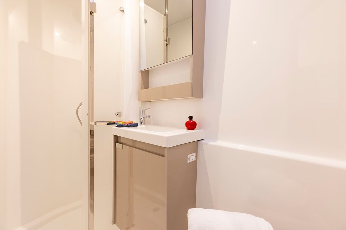 a bathroom with a sink , mirror and bathtub .