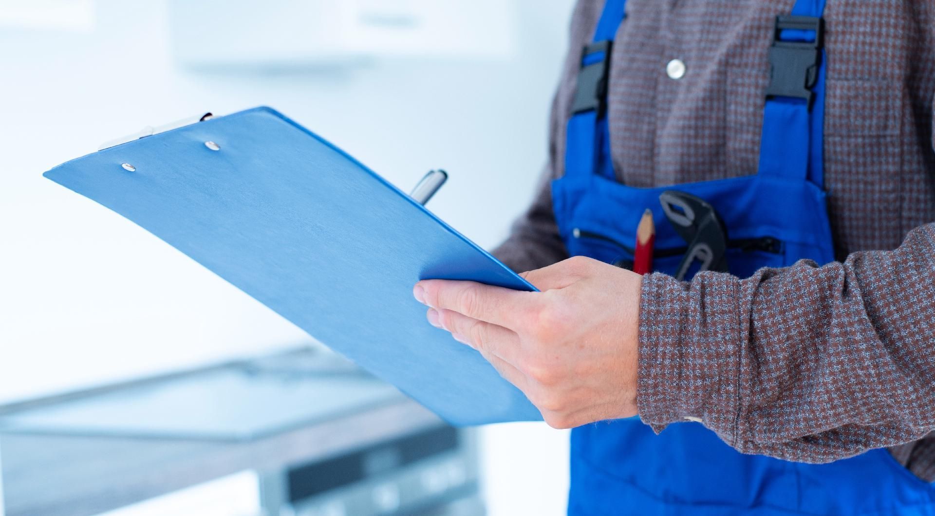 Ein Hausmeister in Kerpen mit einem blauen Klemmbrett in der Hand 
Bildnachweis: Website des Kunden