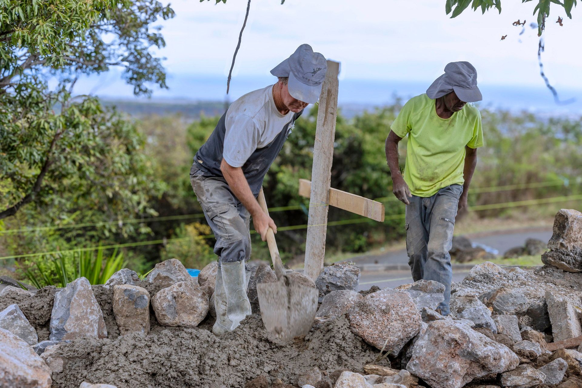 Ouvriers réalisant un chantier de construction