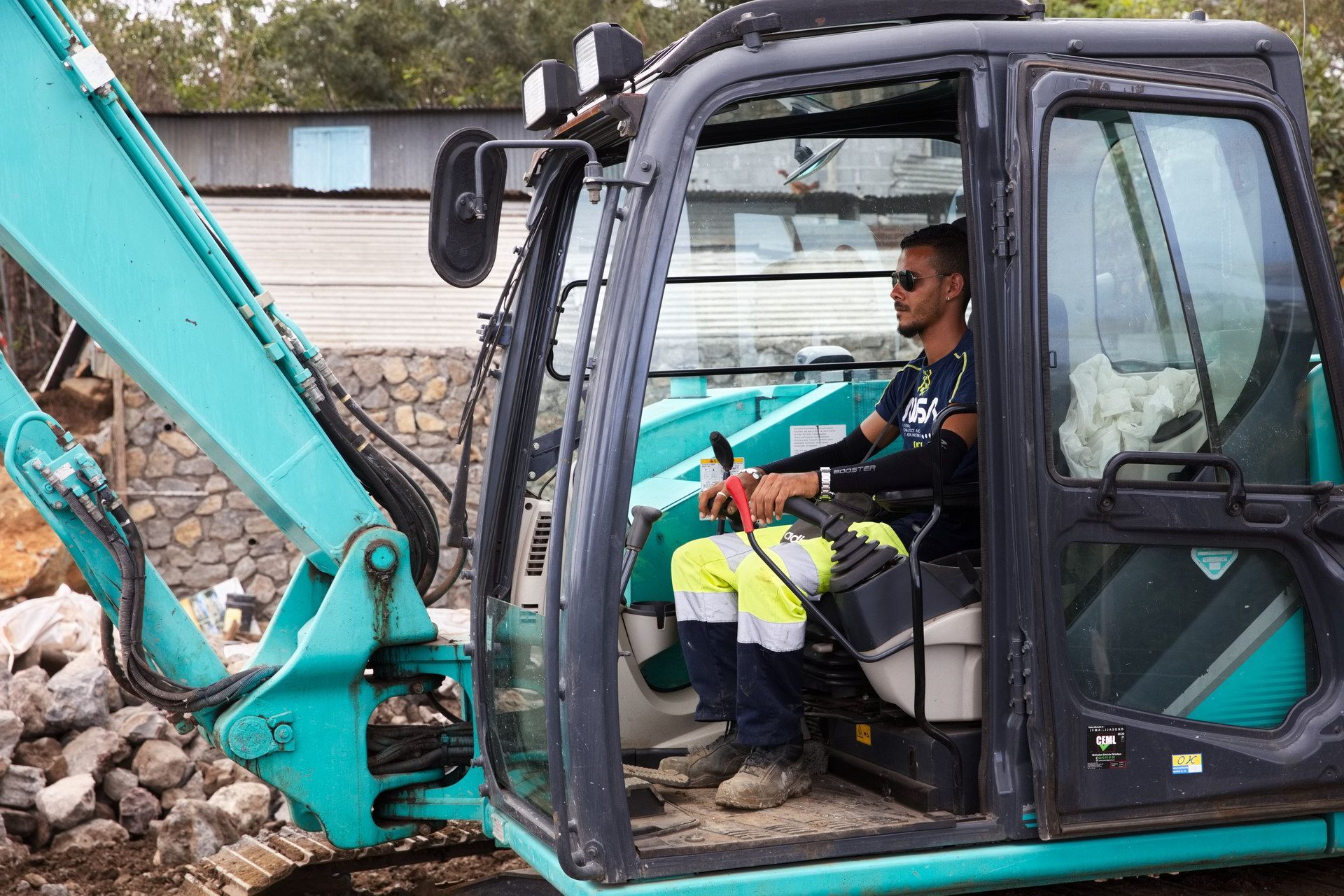 Un ouvrier en train de conduire un engin de chantier