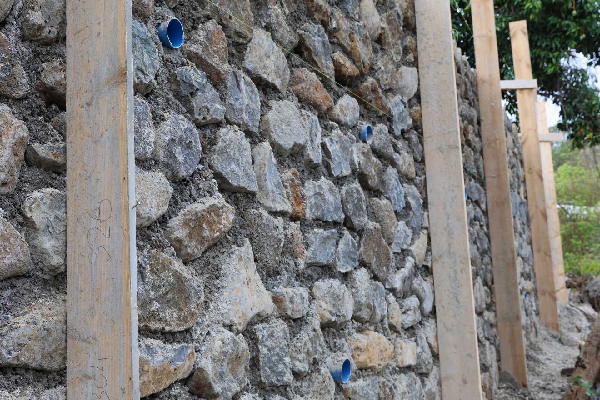 Mur en moellons avec planches de bois pour le soutenir