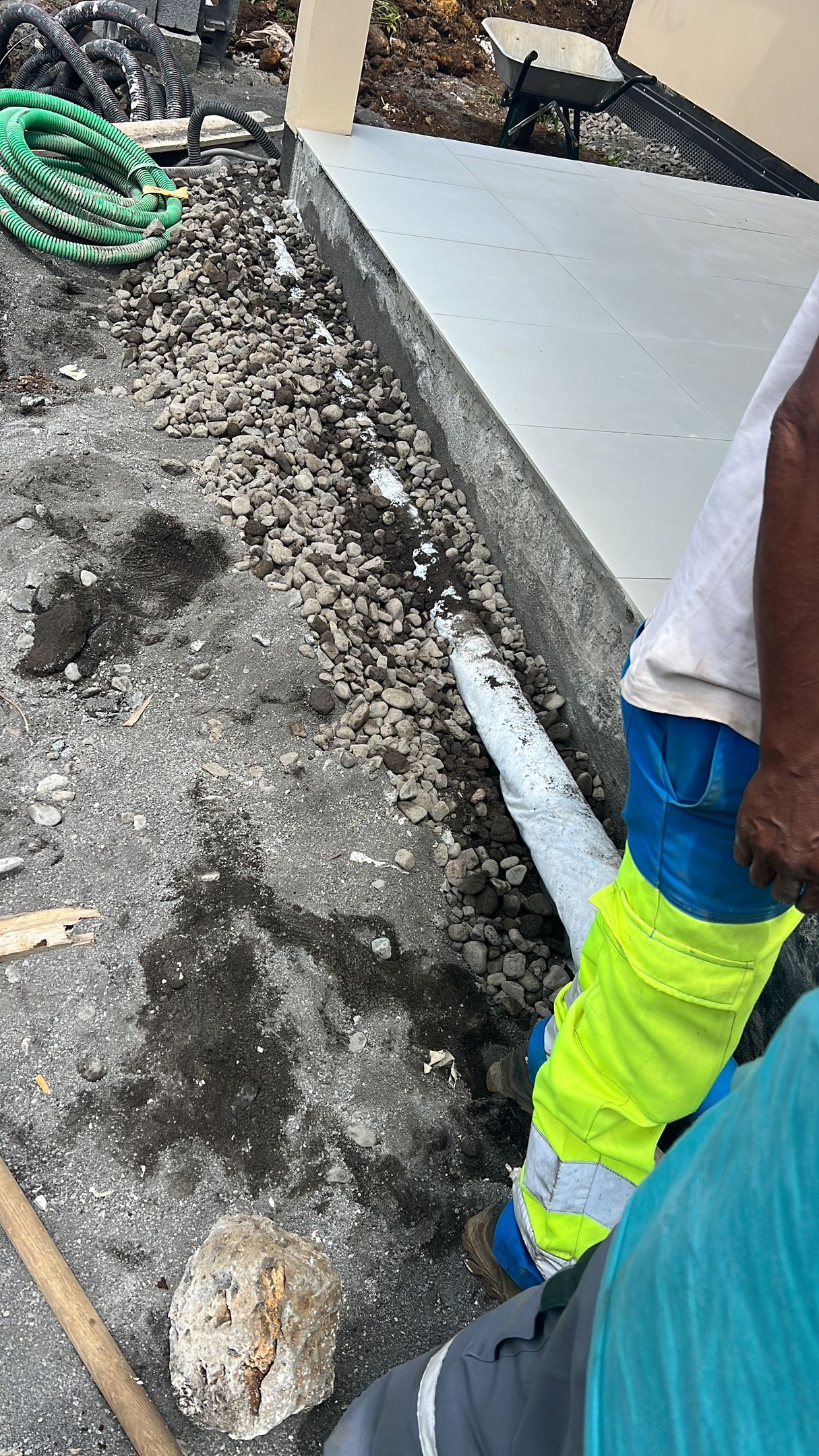 Recouvrement d'un tuyau d'assainissement par des agrégats