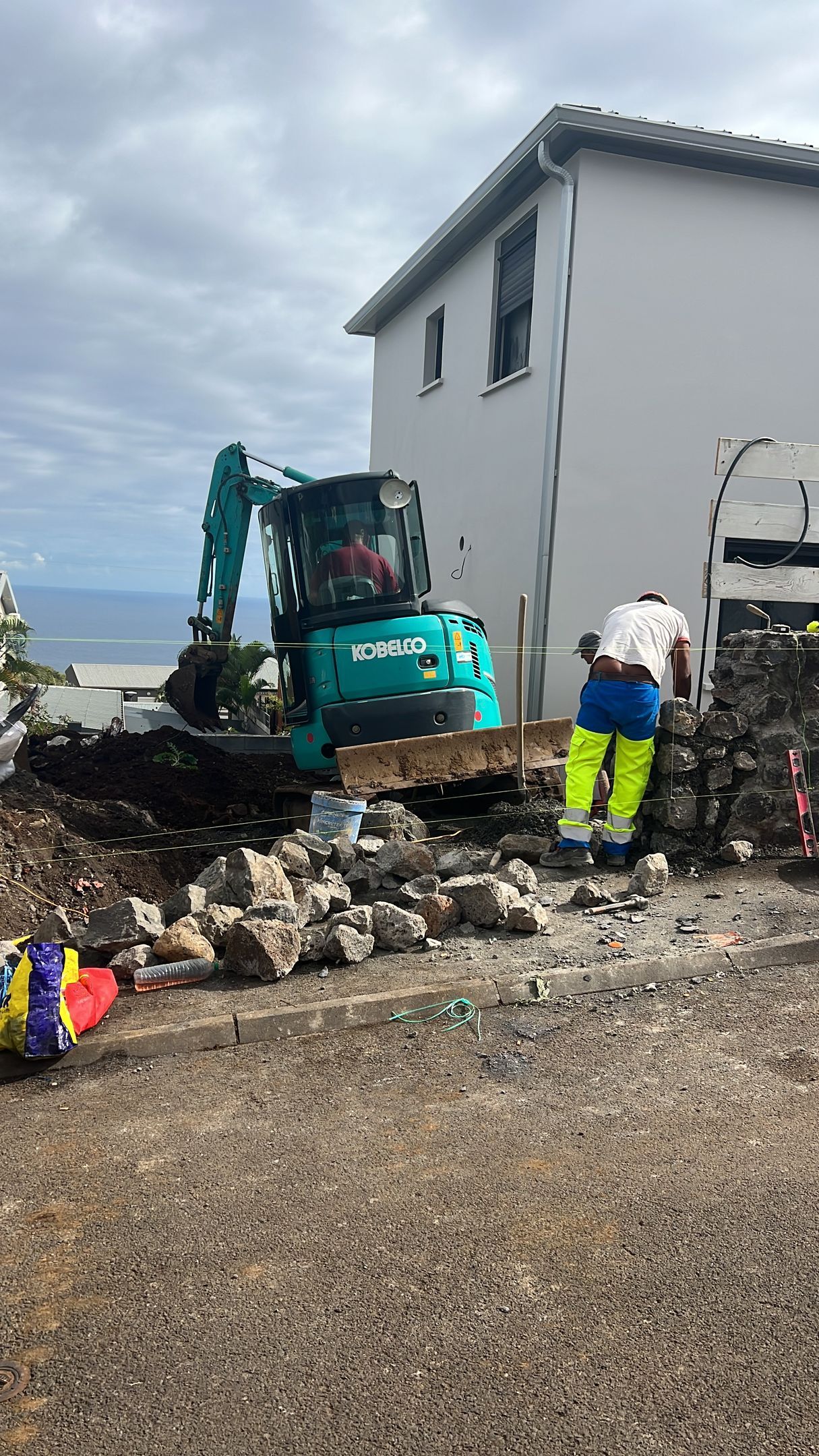 Pelleteuse bleue à godet en train de creuser dans la terre