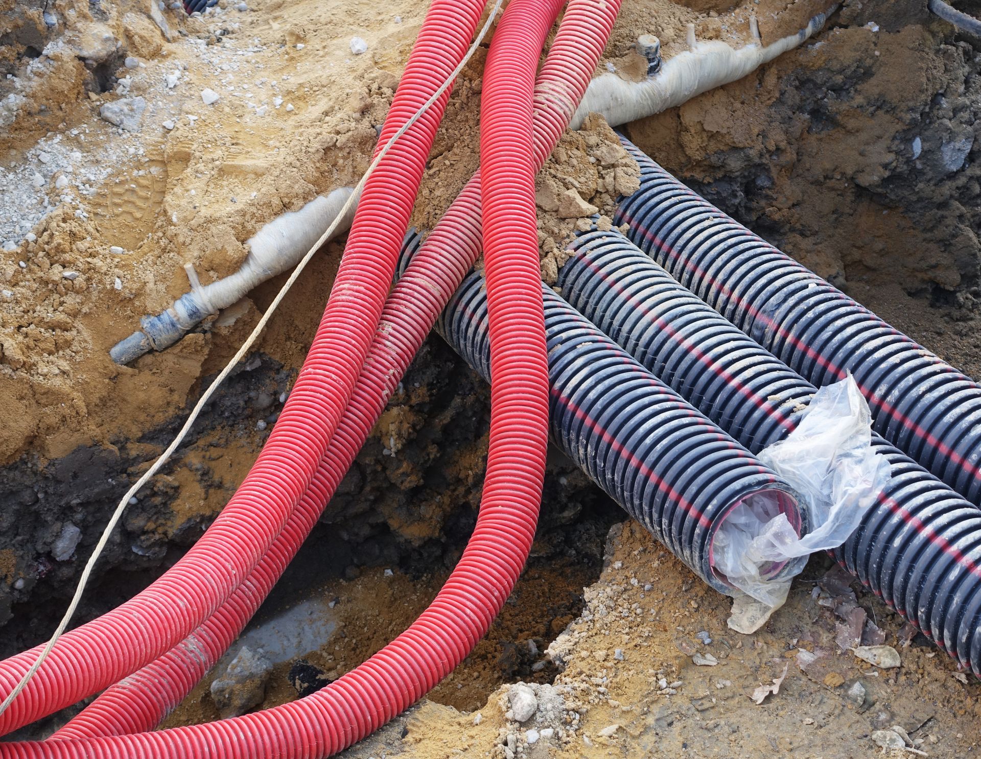 Différentes canalisations pour l'électricité, l'eau…