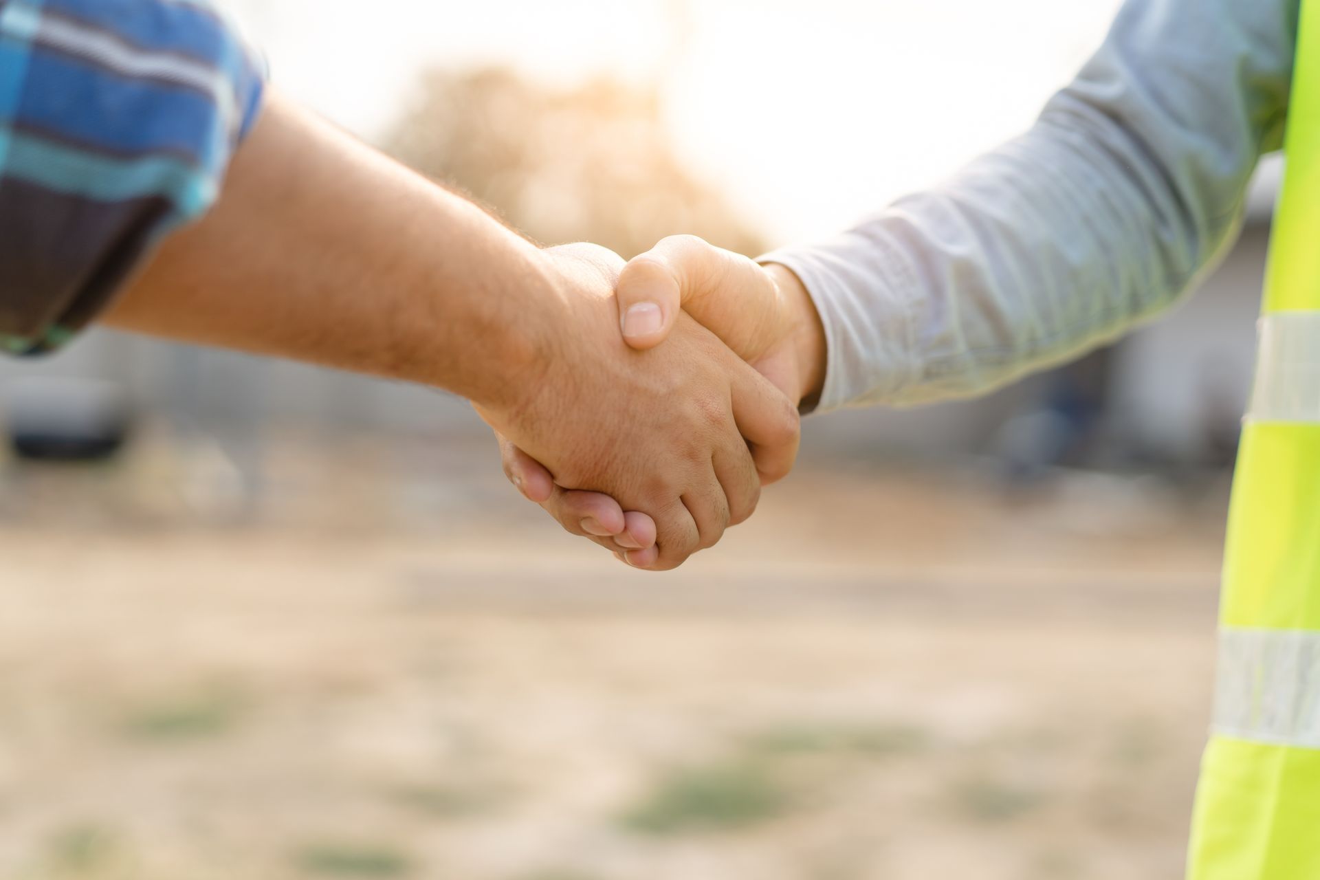 Deux hommes se serrant la main