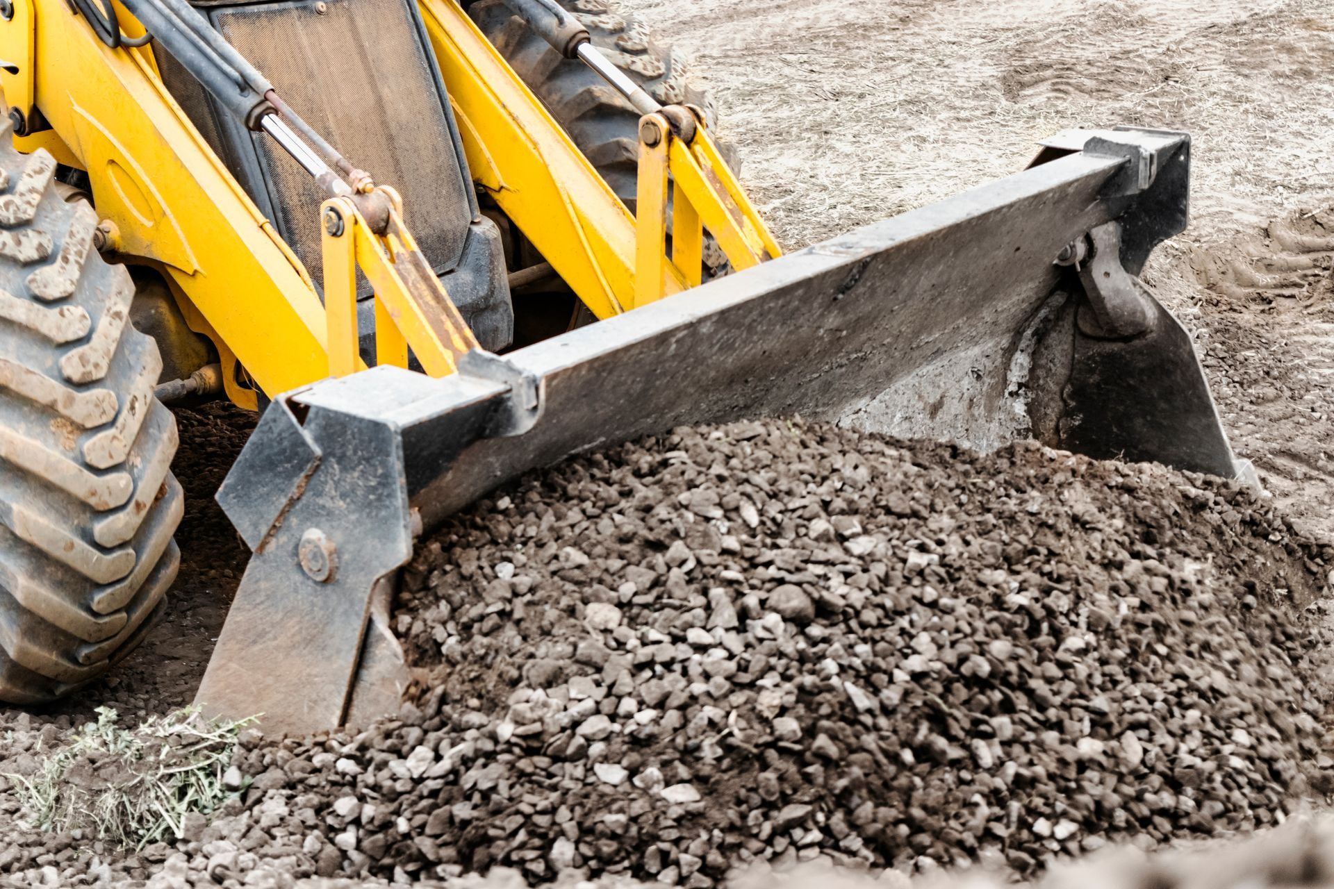 Pelleteuse ramassant des agrégats