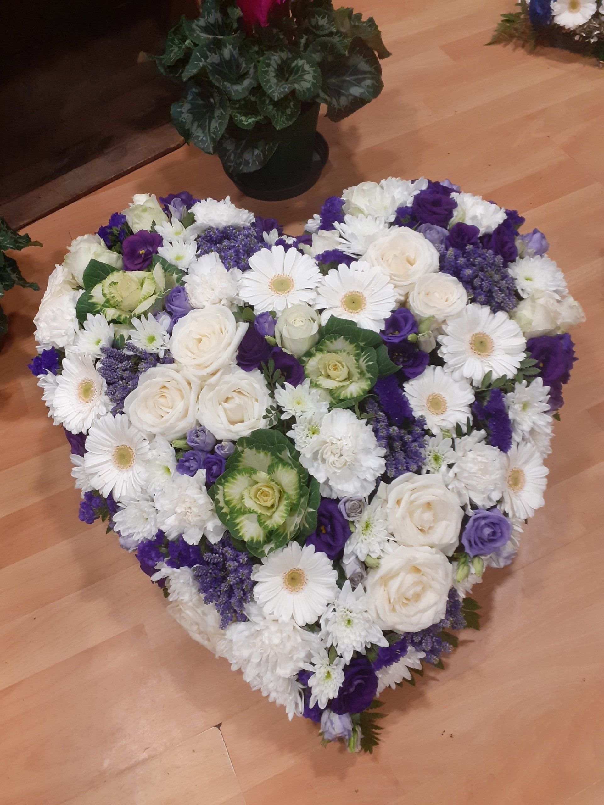 Cœur  de fleurs blanc et vert