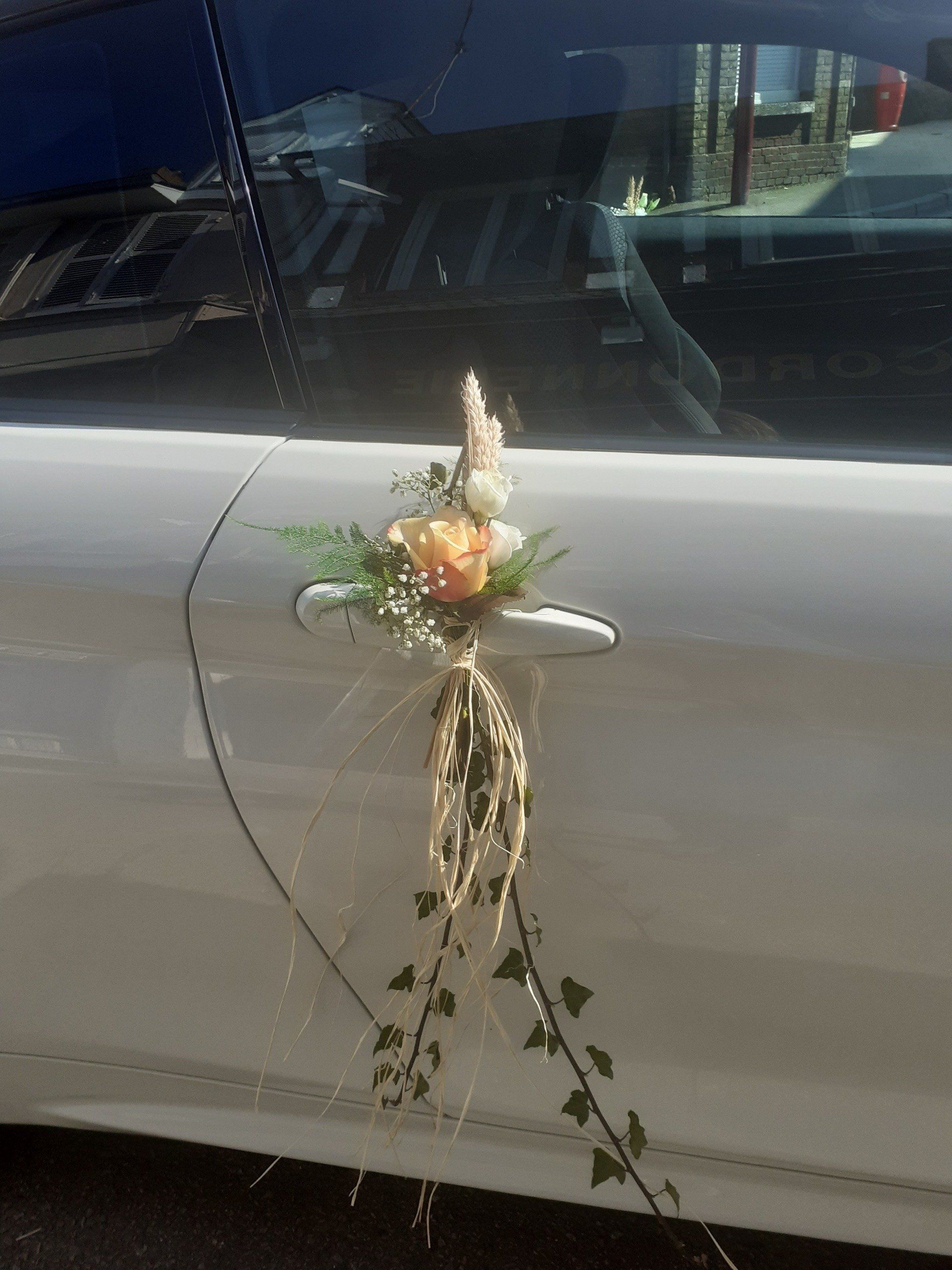 Décoration florale voiture mariés