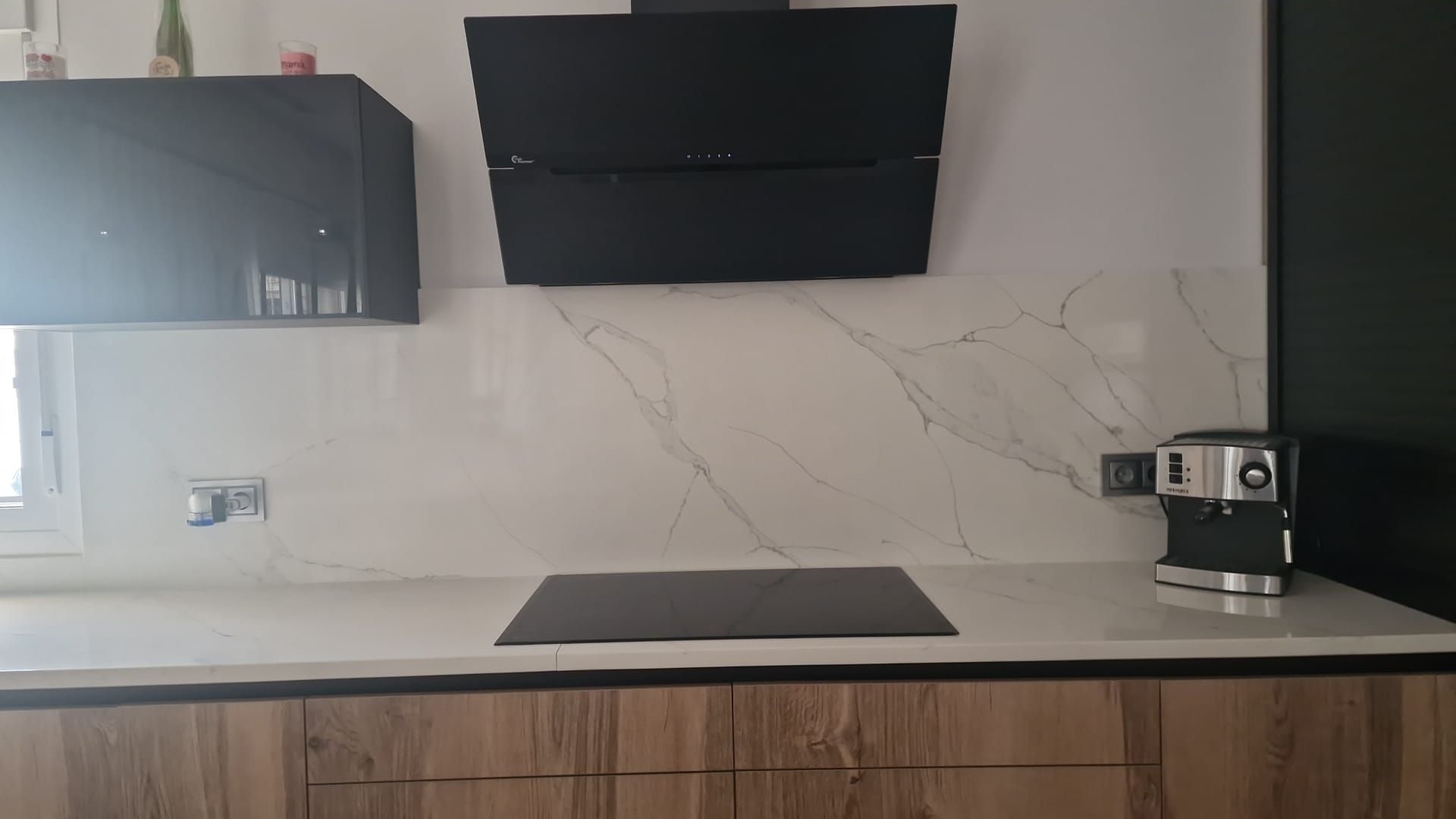 Una cocina con una gran isla en el medio.