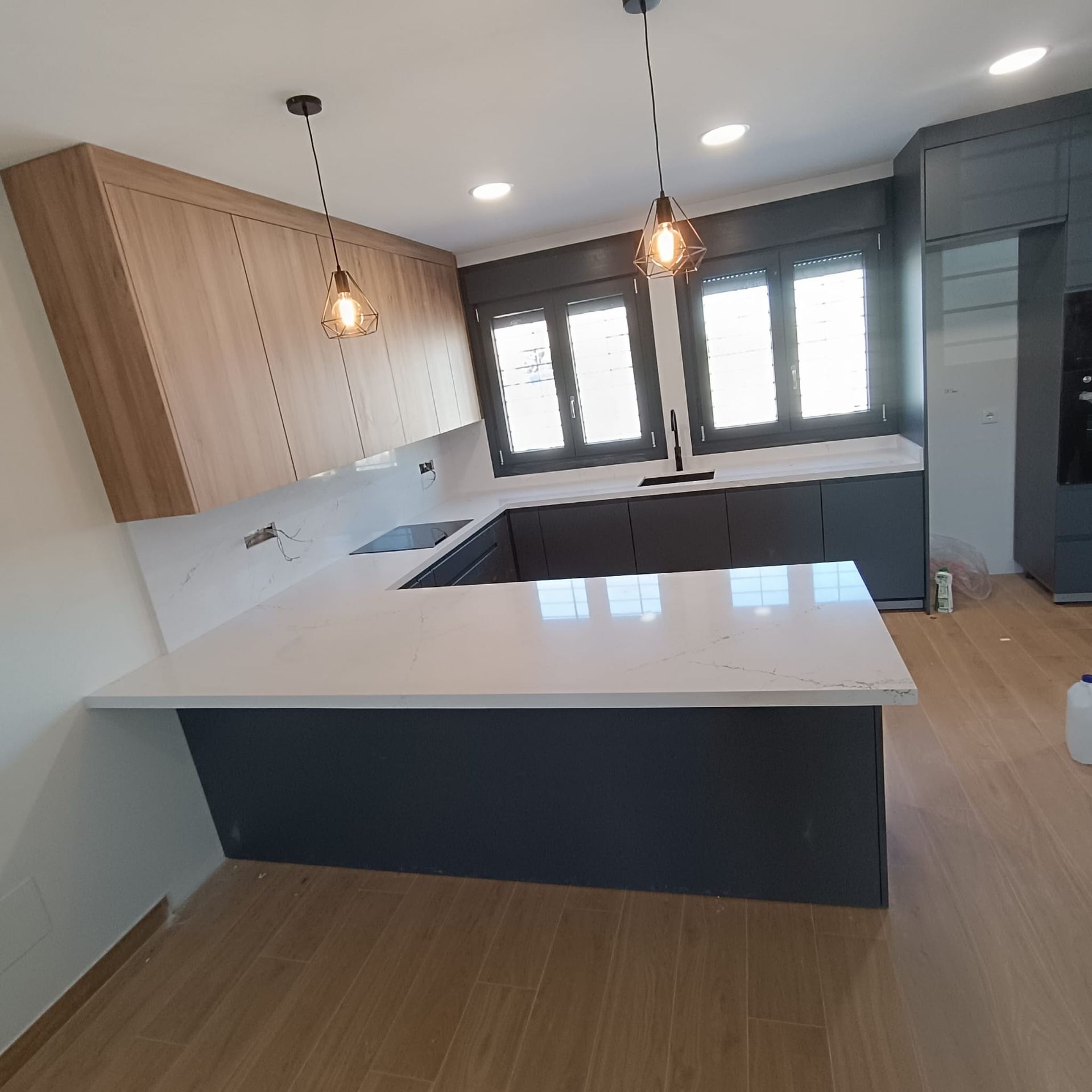 Una cocina con una gran isla en el medio de la habitación.