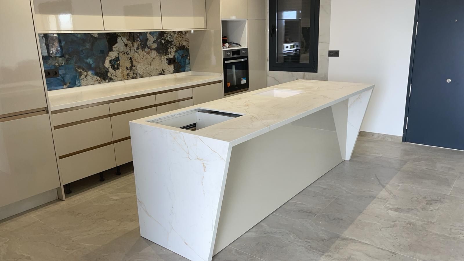 Una cocina con una gran isla en el medio.