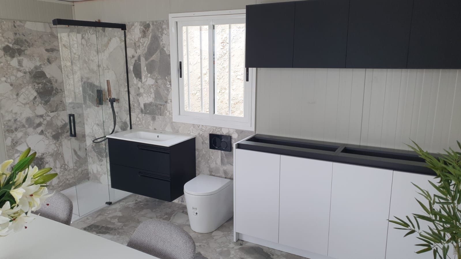 Un baño con lavabo, inodoro y ducha.