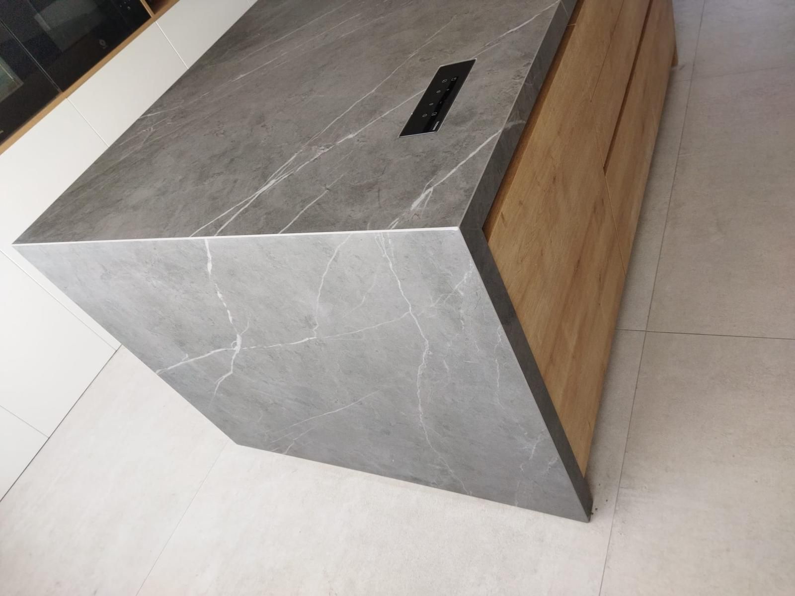 Una cocina con gabinetes blancos y un fregadero.