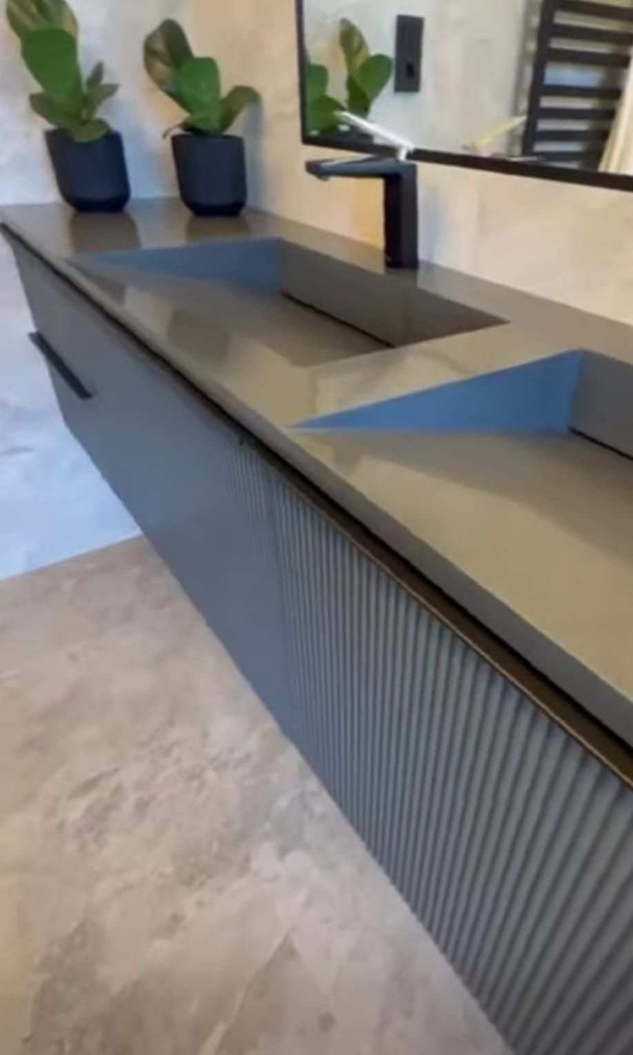 Un baño con dos lavabos y un espejo.