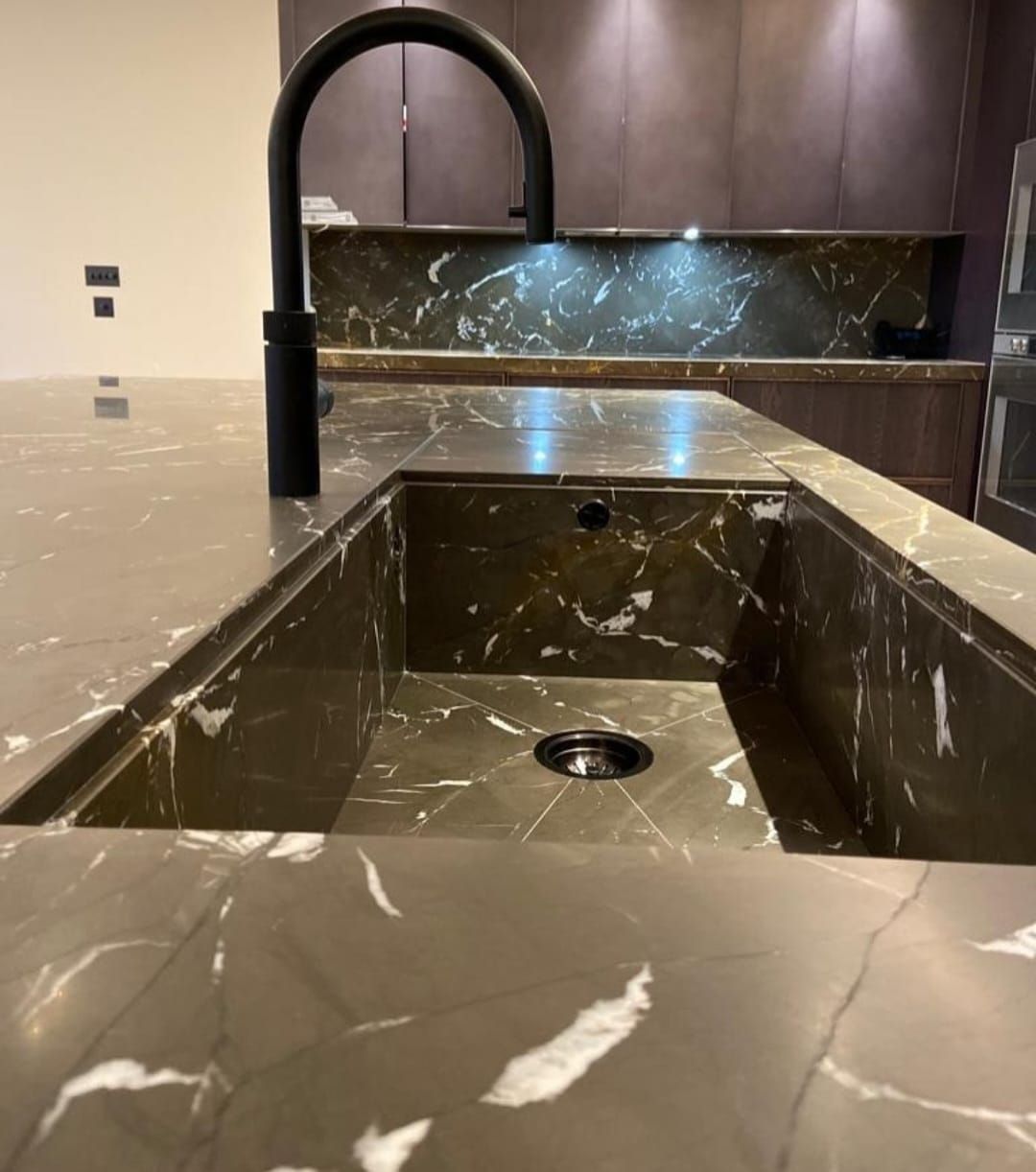 Una cocina con una gran isla en el medio.