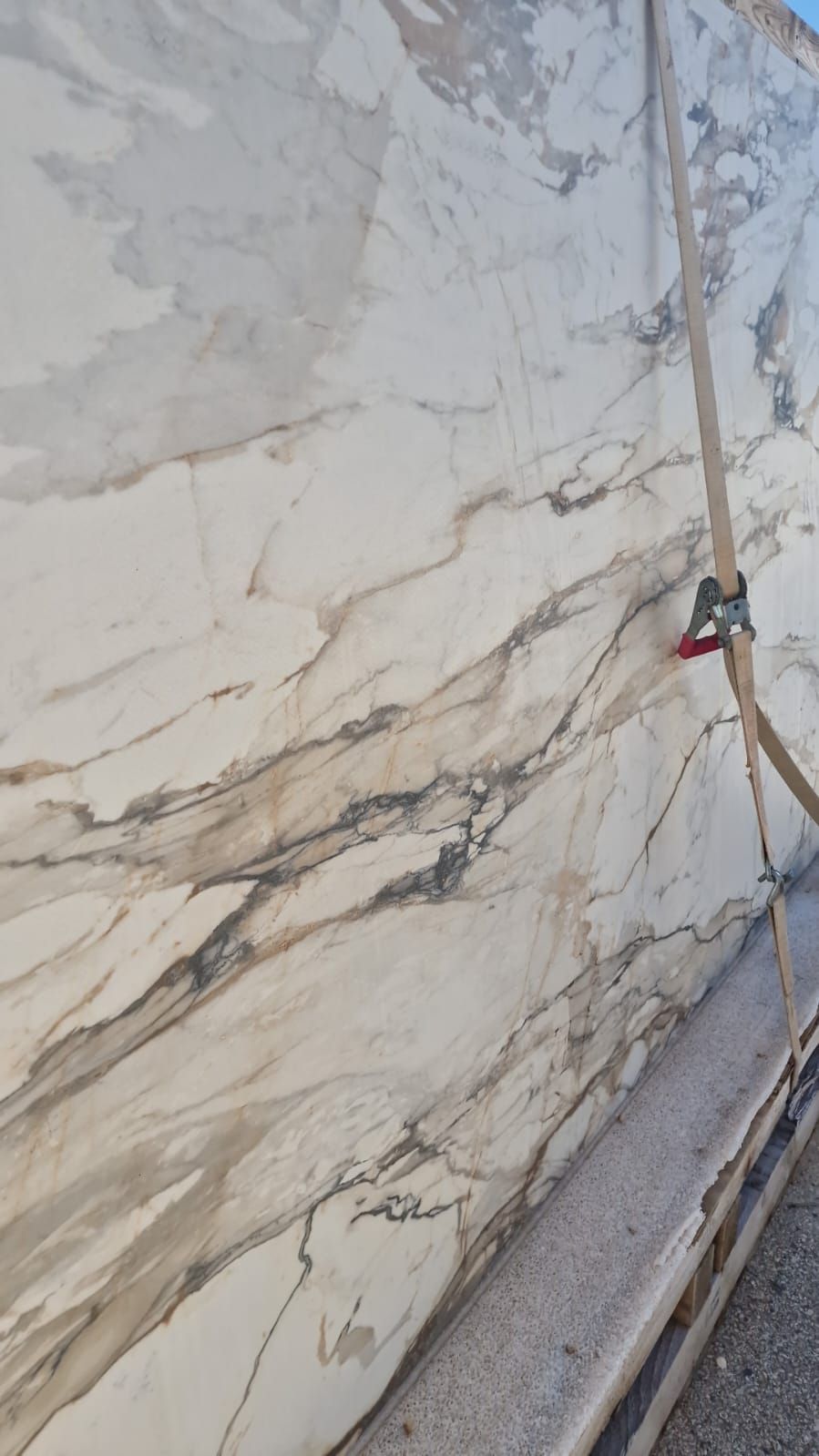 Un primer plano de una losa de mármol con una cuerda atada a ella.