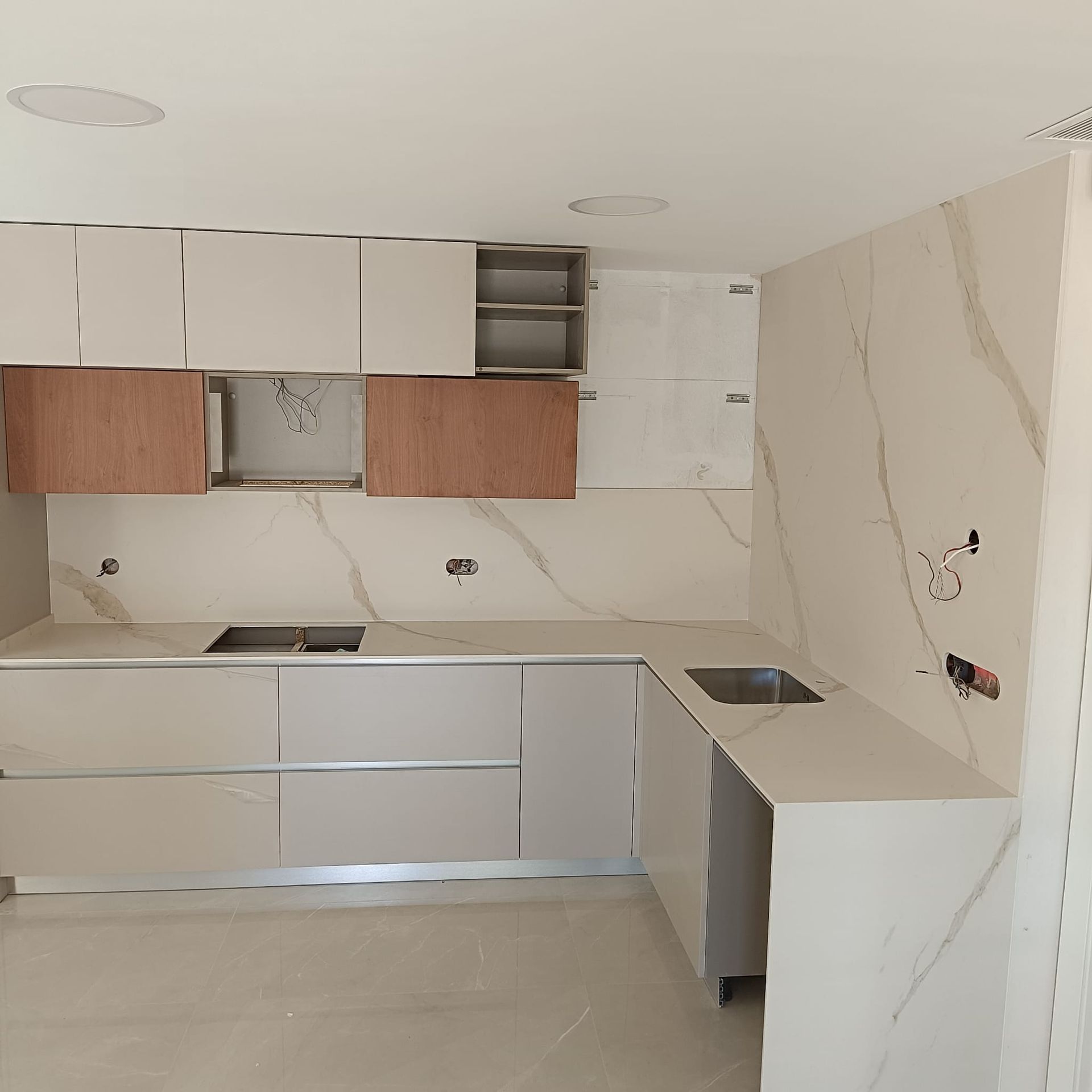 Un baño con inodoro, lavabo, ducha y espejo.