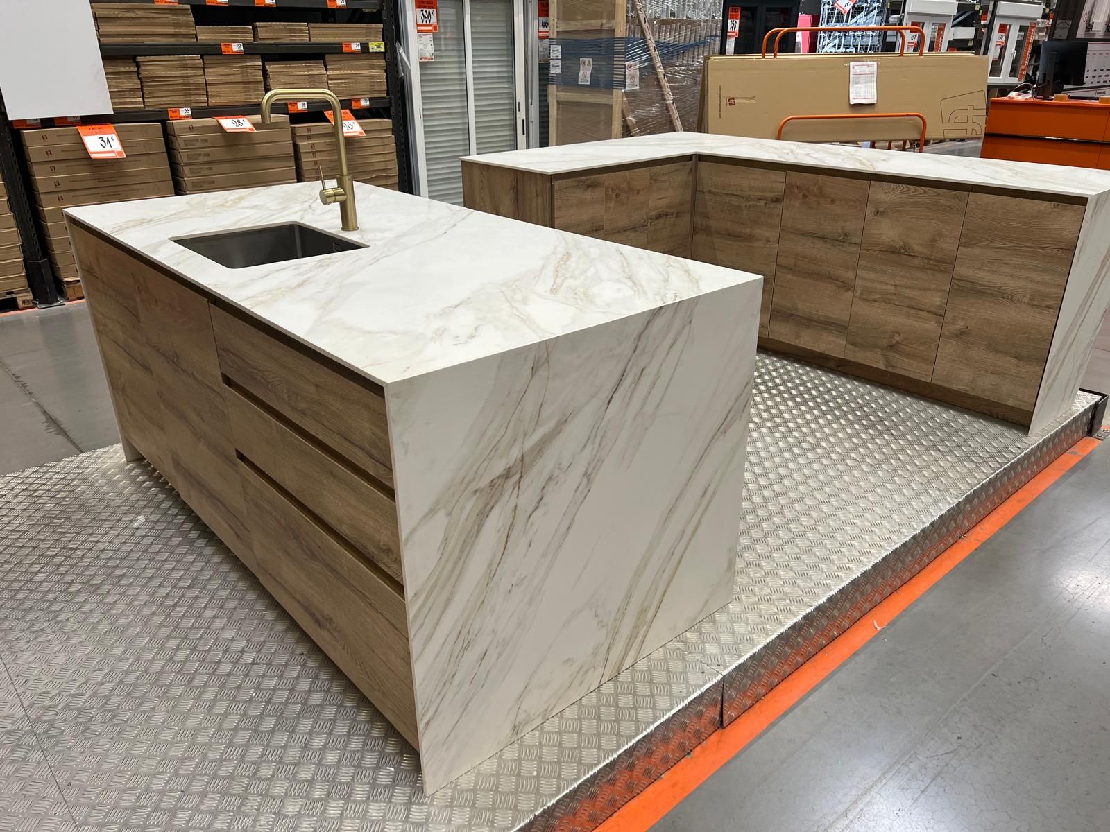 Una cocina con encimeras de mármol y gabinetes de madera.