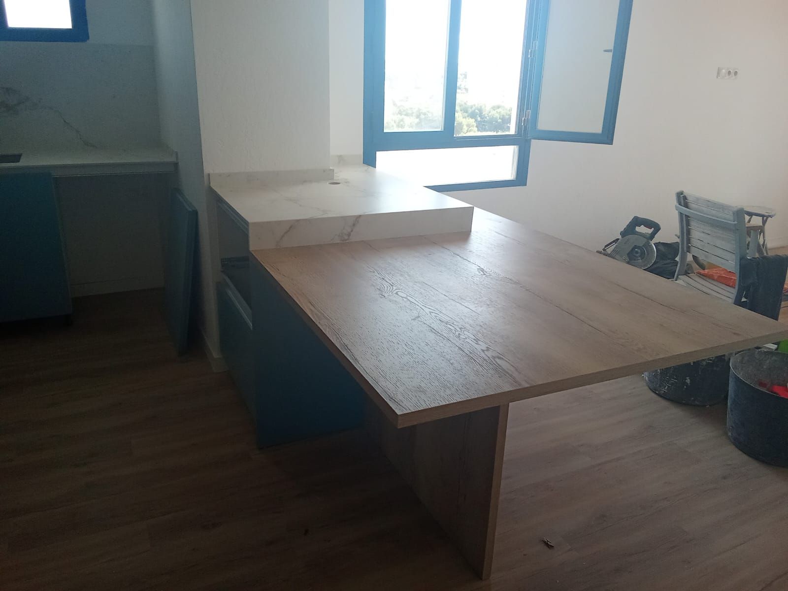 Una cocina con una mesa de madera y una ventana.
