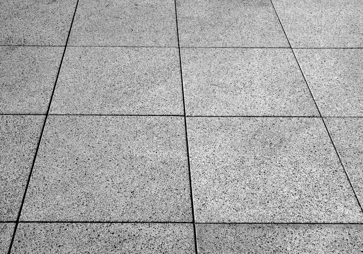 Una fotografía en blanco y negro de un suelo de baldosas.