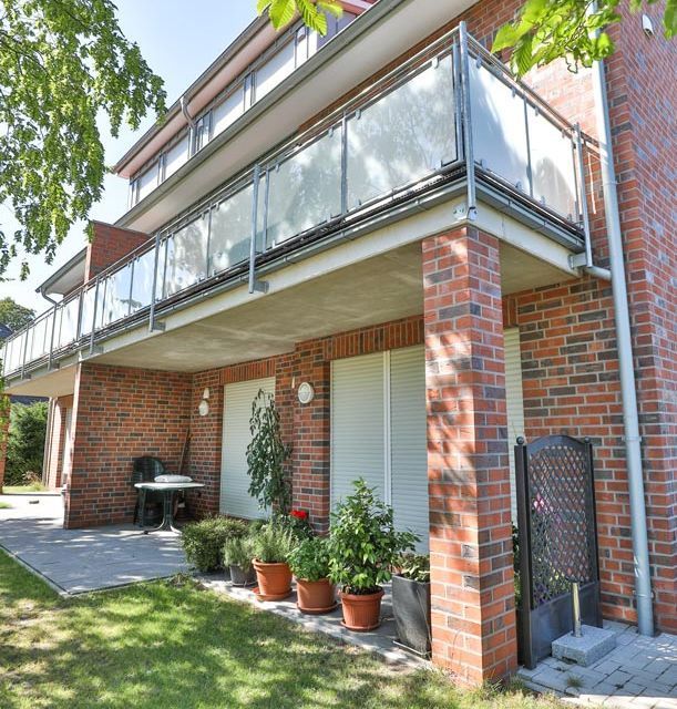 Ein Backsteinhaus mit Balkon und Topfpflanzen