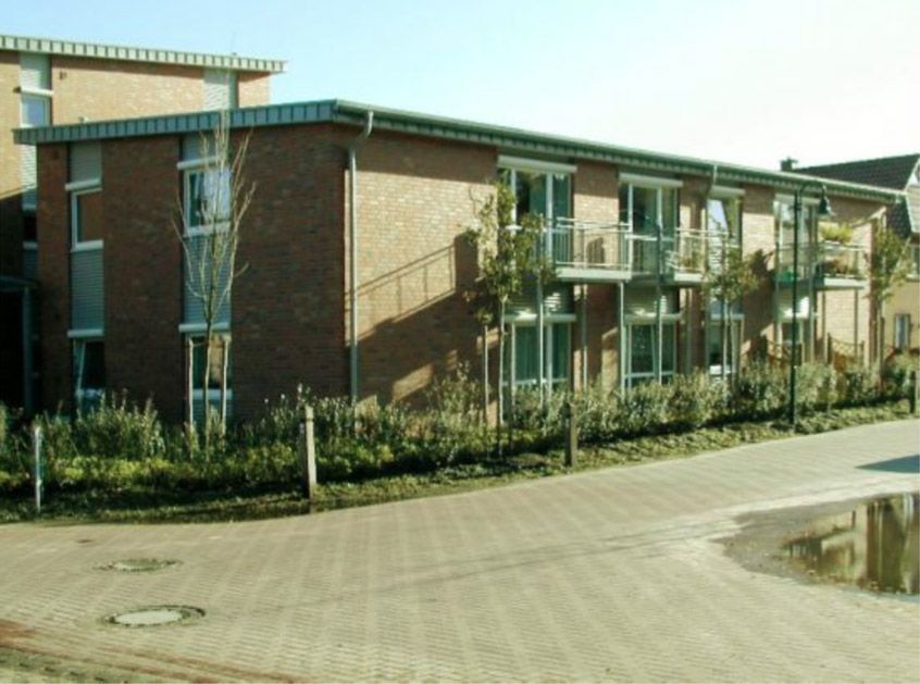 Ein Backsteingebäude mit vielen Fenstern und Balkonen