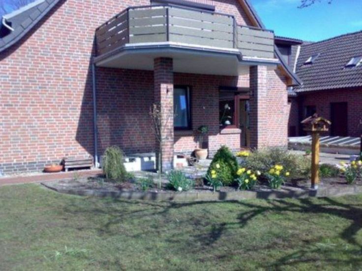 Ein Backsteinhaus mit Balkon und Vogelhäuschen