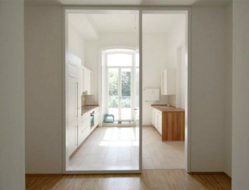 Eine Küche mit Glasschiebetür