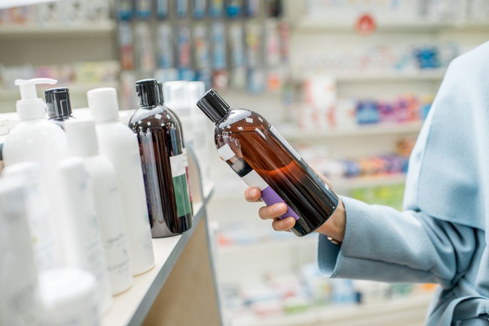 Un estante lleno de muchos frascos de perfume en una tienda.