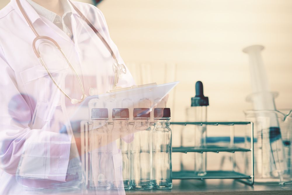 Un médico sostiene un portapapeles en un laboratorio.