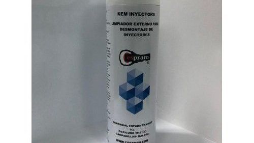 Una lata de lubricante está al lado de una máquina.