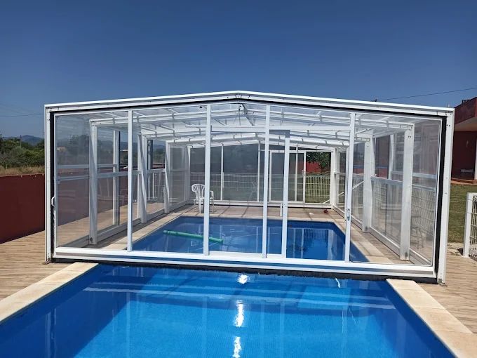 Una gran piscina con una cubierta transparente sobre ella.