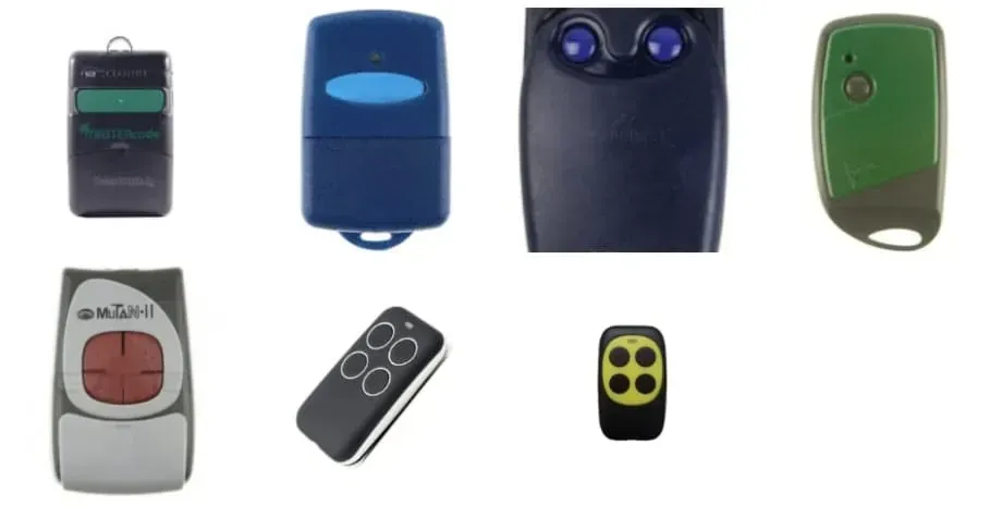 Llaveros blancos y de colores: dos llaveros rectangulares blancos y dos llaveros de colores, azul y rojo, con anillas.