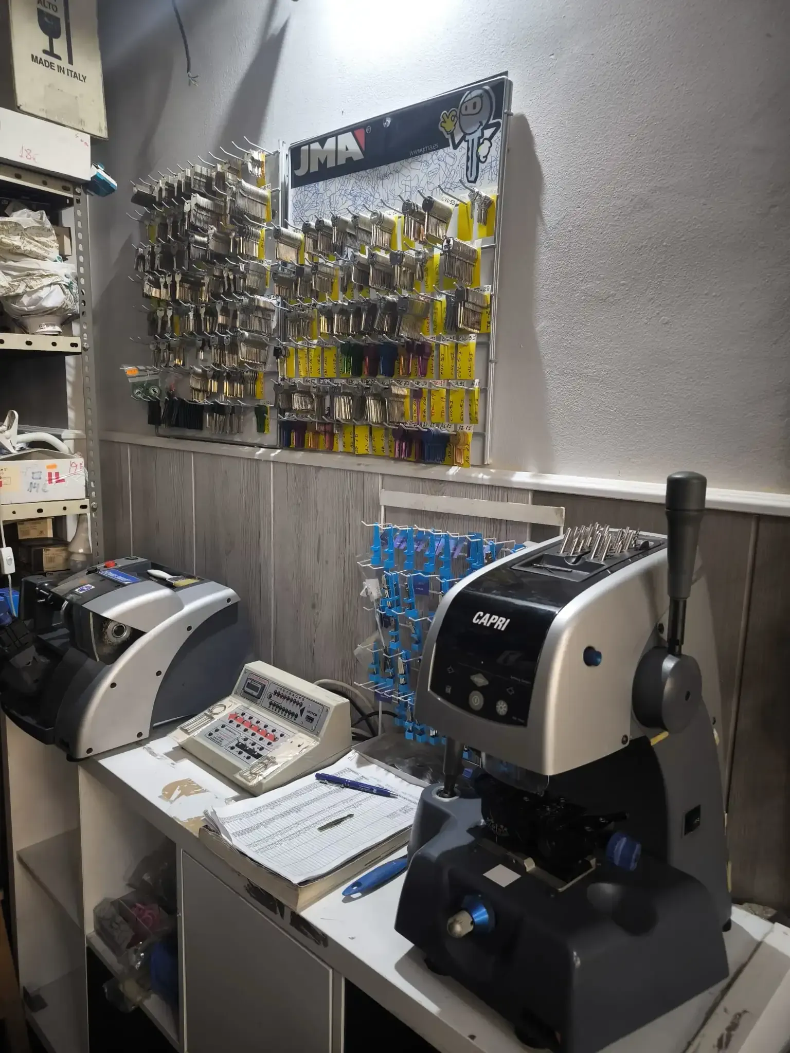 Varios mandos a distancia de diferentes formas y colores.