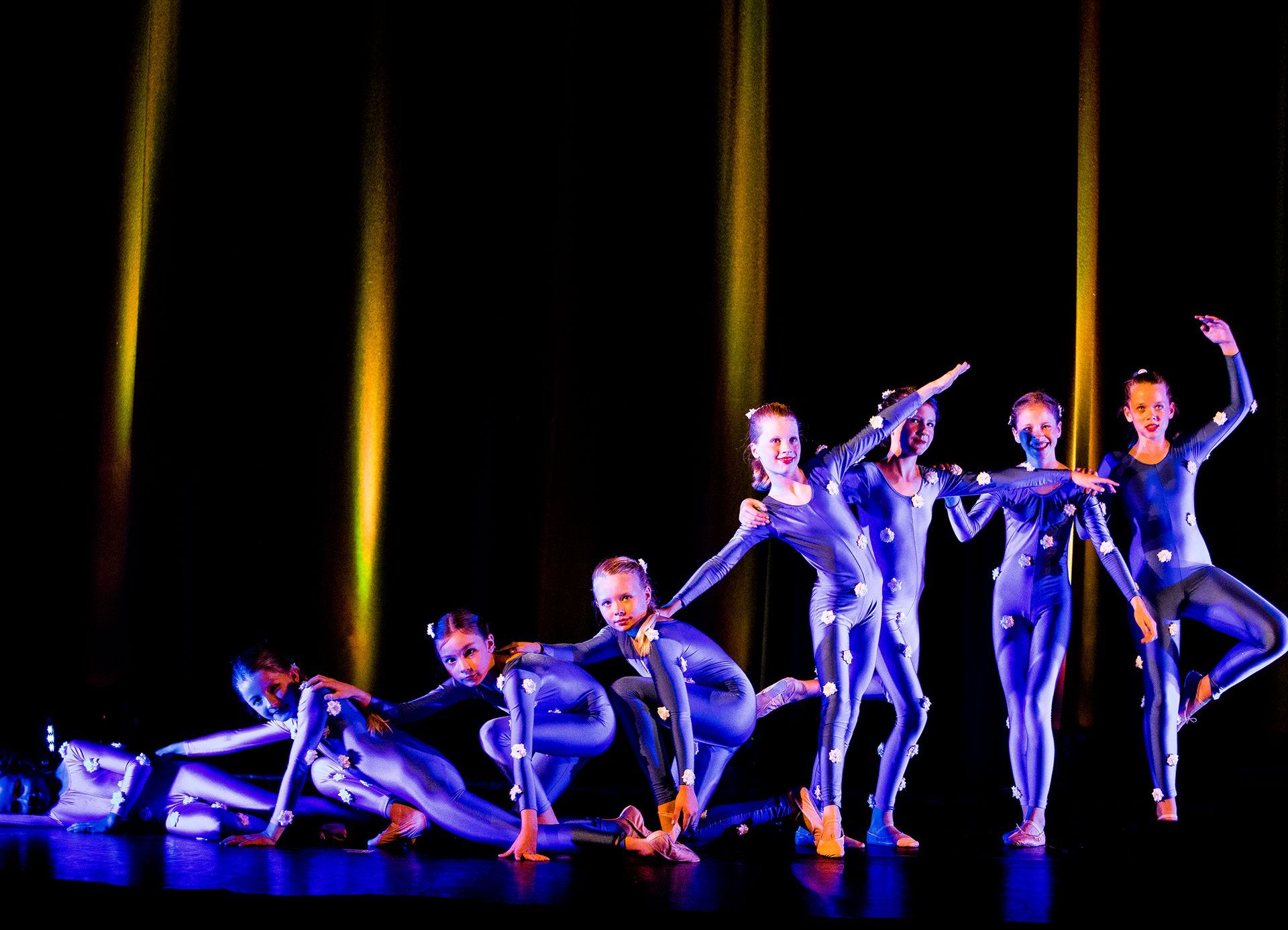 Eine Gruppe junger Tänzer tritt auf einer Bühne auf.
