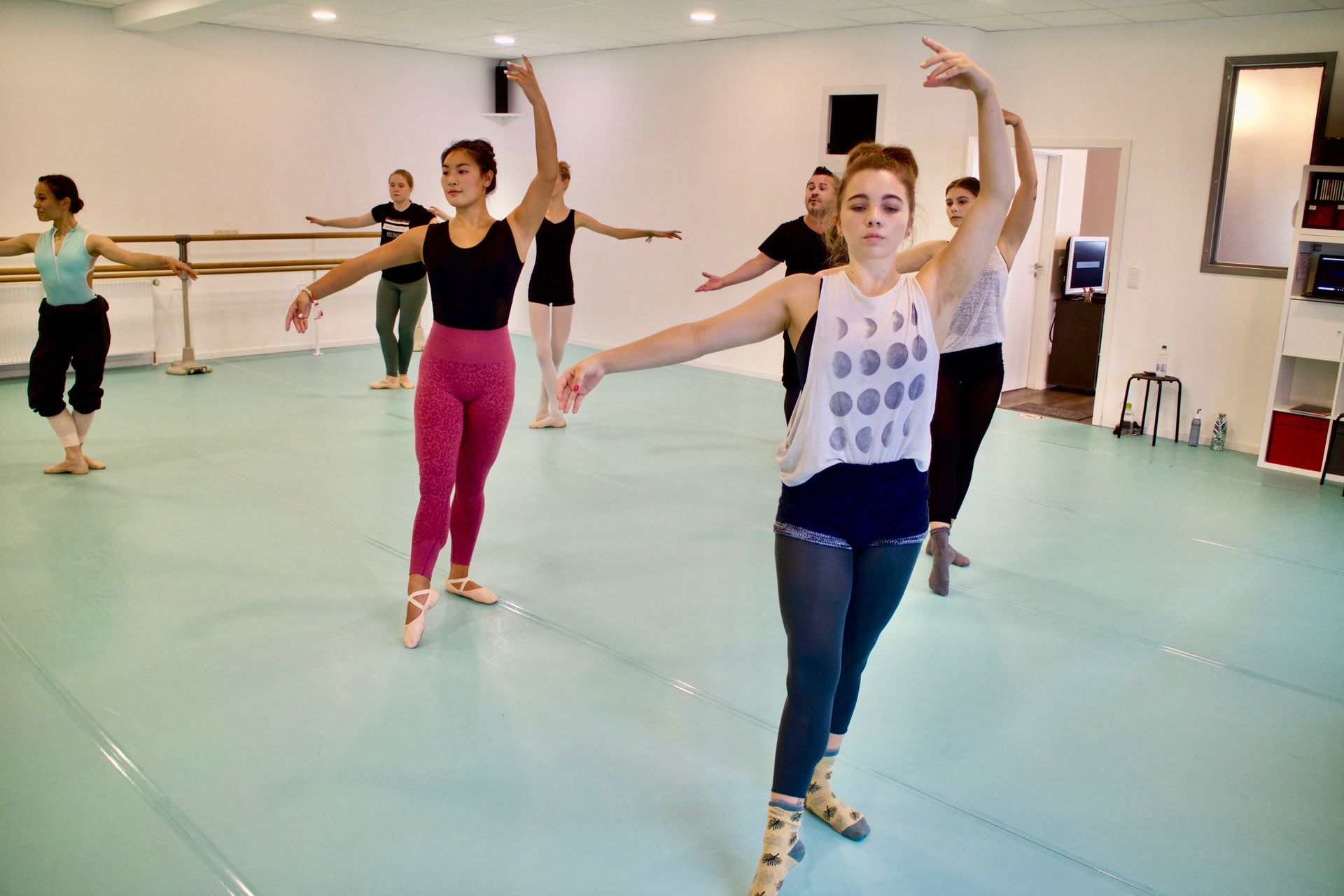 Eine Gruppe junger Frauen tanzt in einem Tanzstudio.