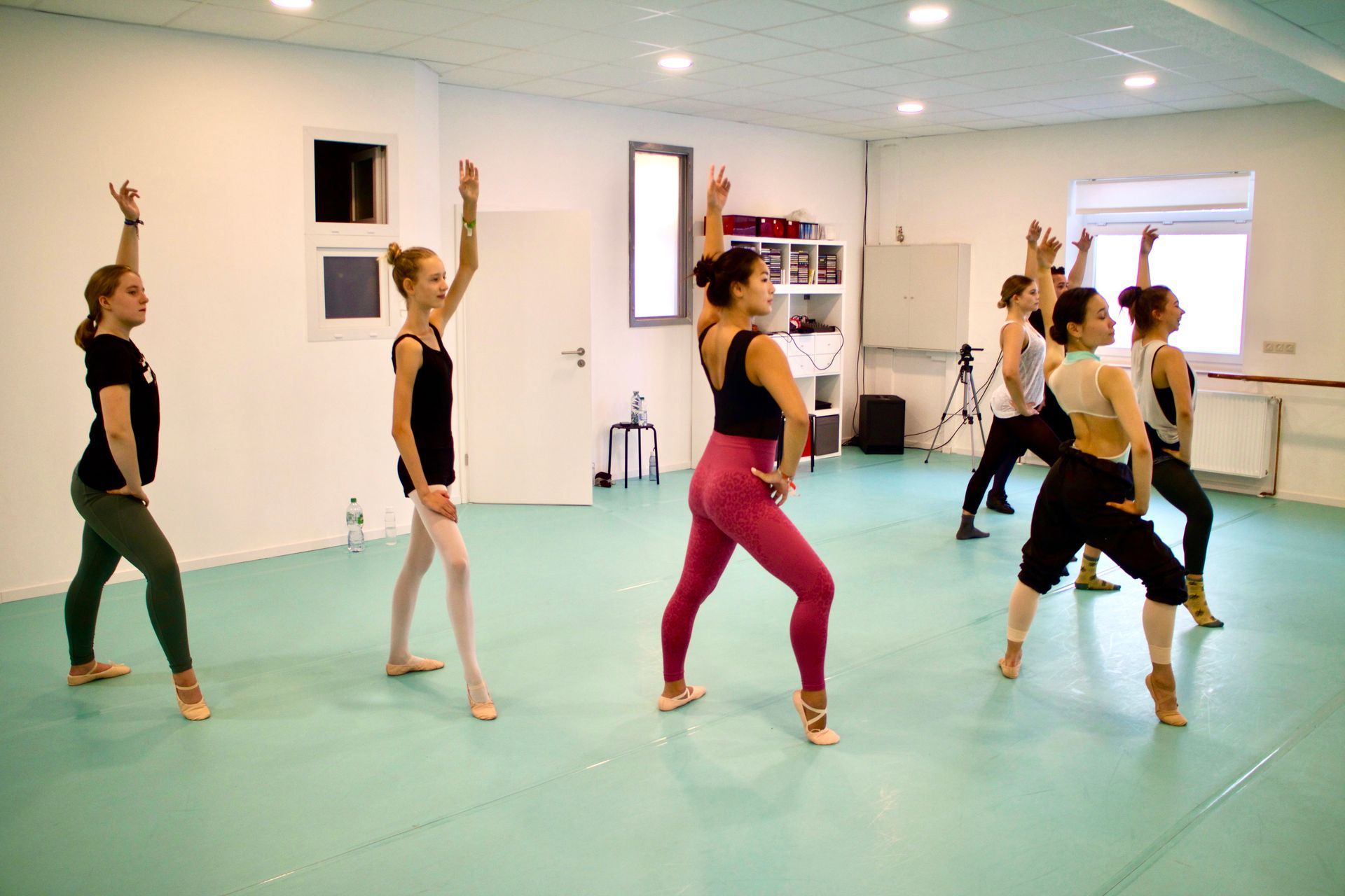 Eine Gruppe Frauen tanzt in einem Tanzstudio.