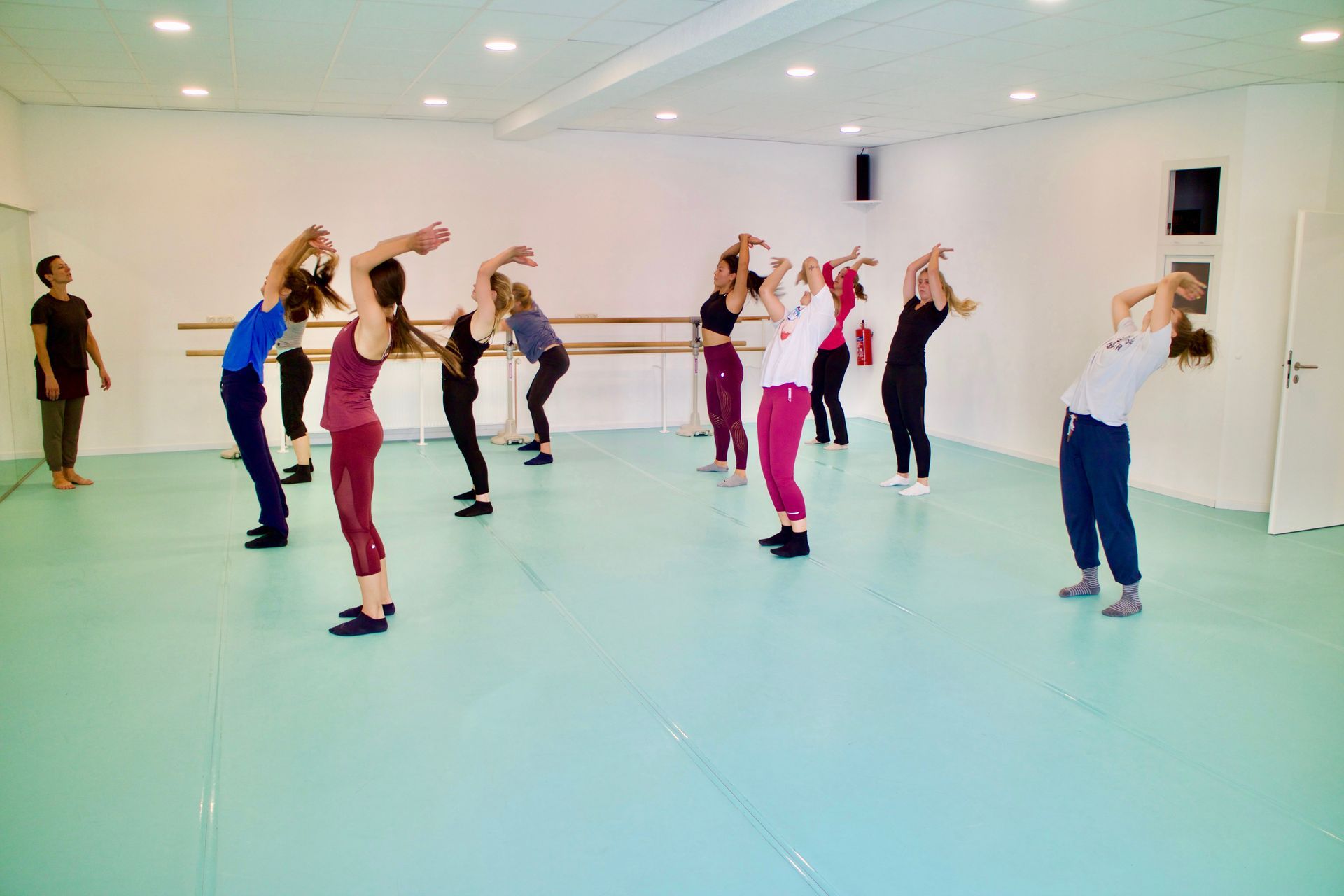 Eine Gruppe von Leuten tanzt in einem Tanzstudio.