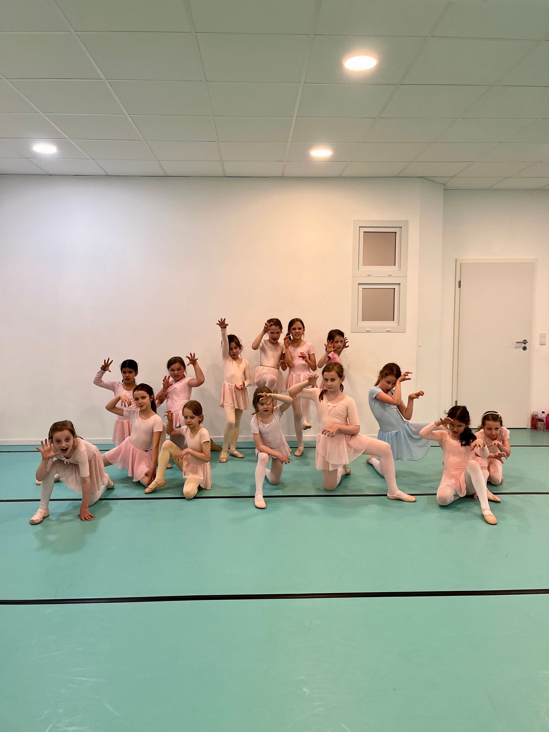 Gruppe Kinder lernt Ballett im Tanzstudio im Hof in Essen.