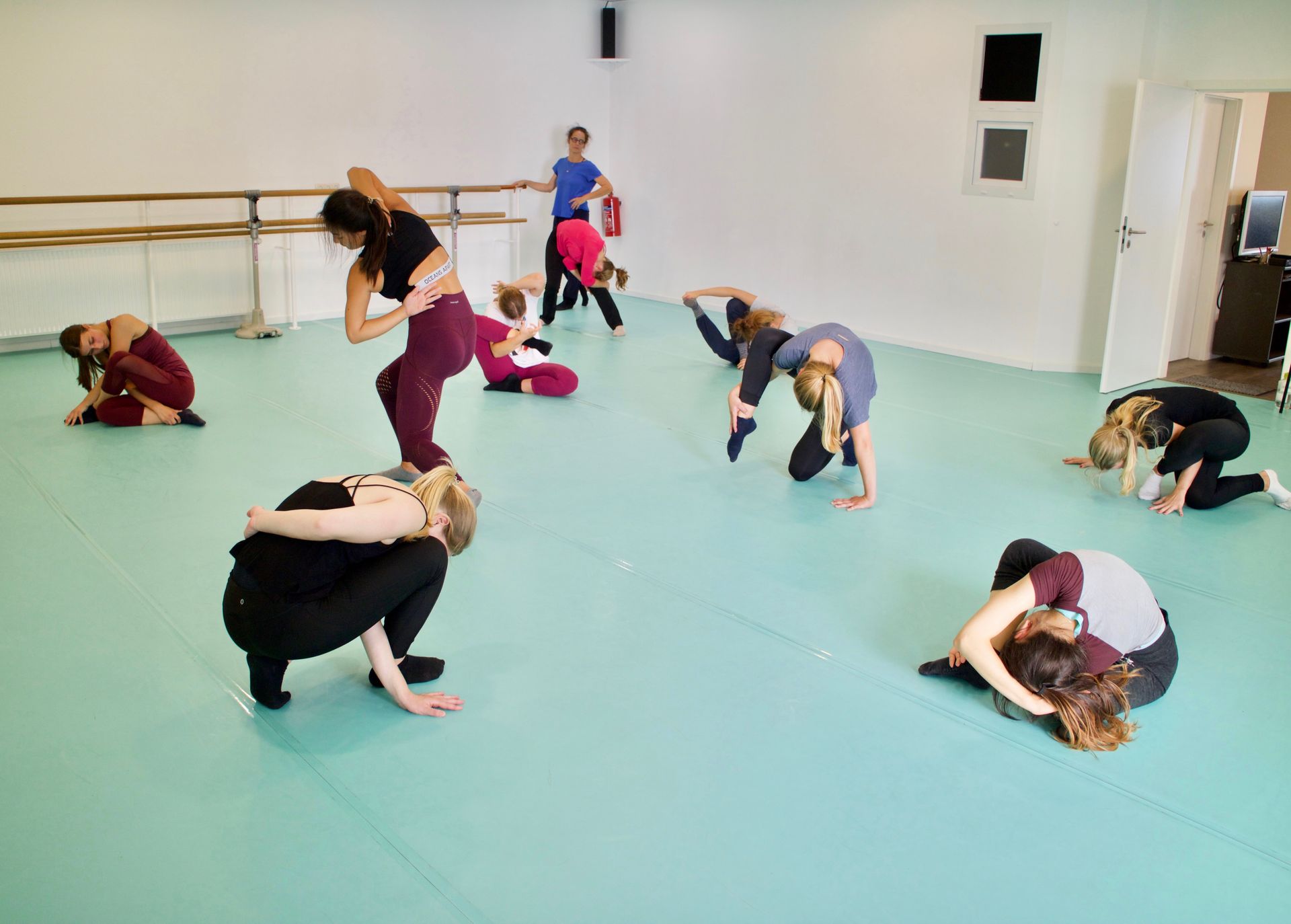 Eine Gruppe von Leuten tanzt in einem Tanzstudio.