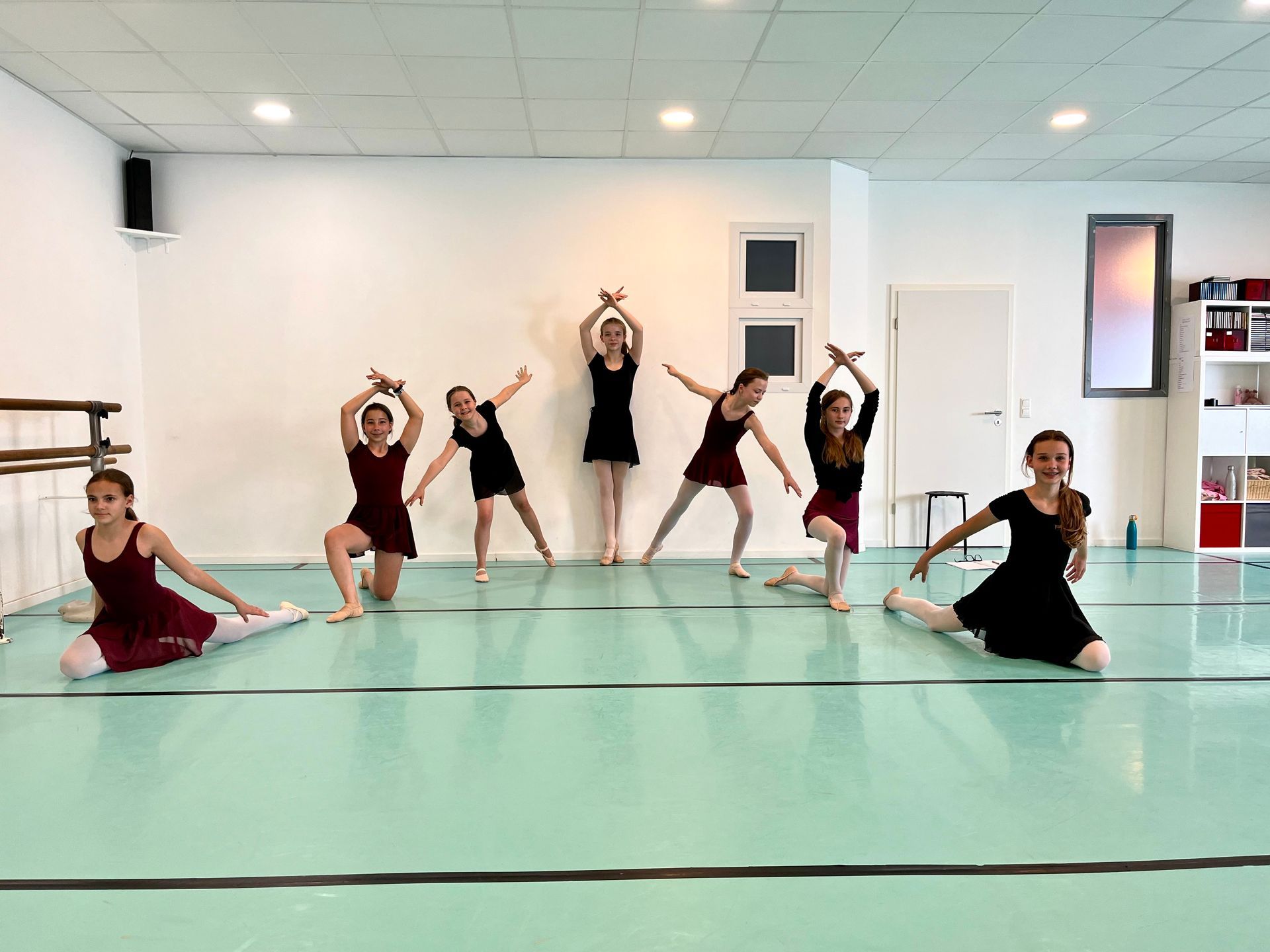 Eine Gruppe junger Frauen tanzt in einem Tanzstudio.