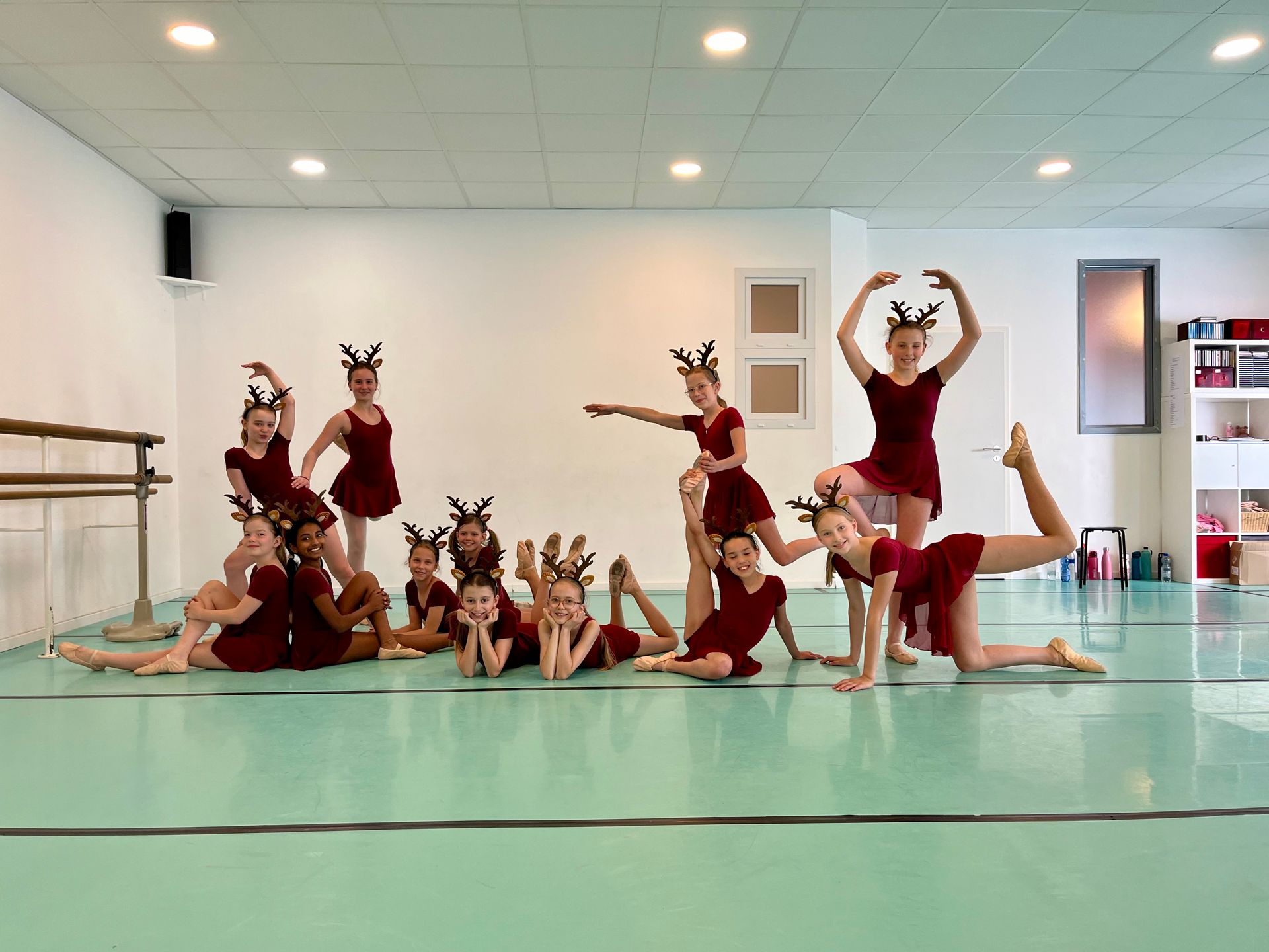 Eine Gruppe junger Tänzer posiert in einem Tanzstudio für ein Foto.