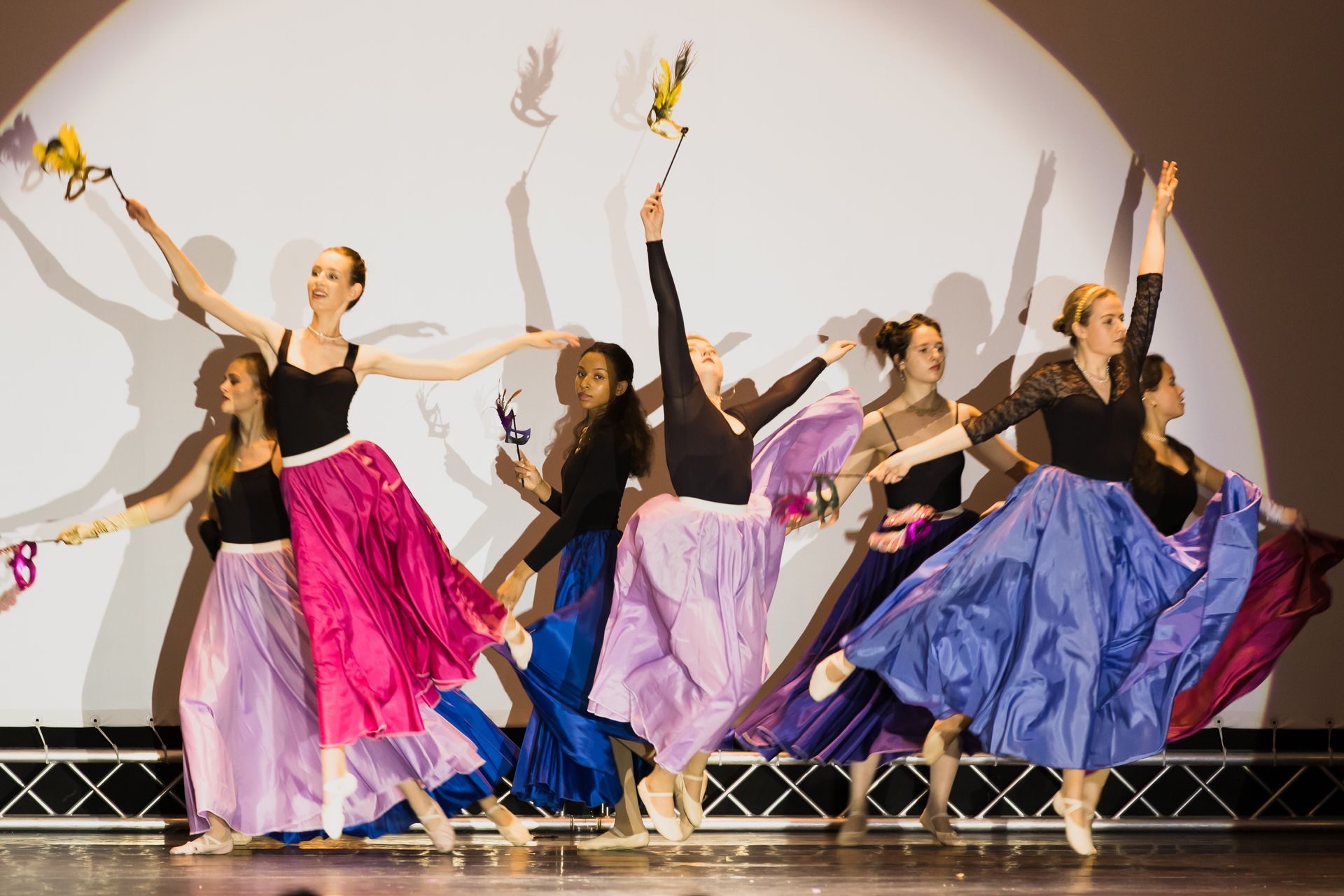 Eine Gruppe junger Frauen tanzt auf einer Bühne.