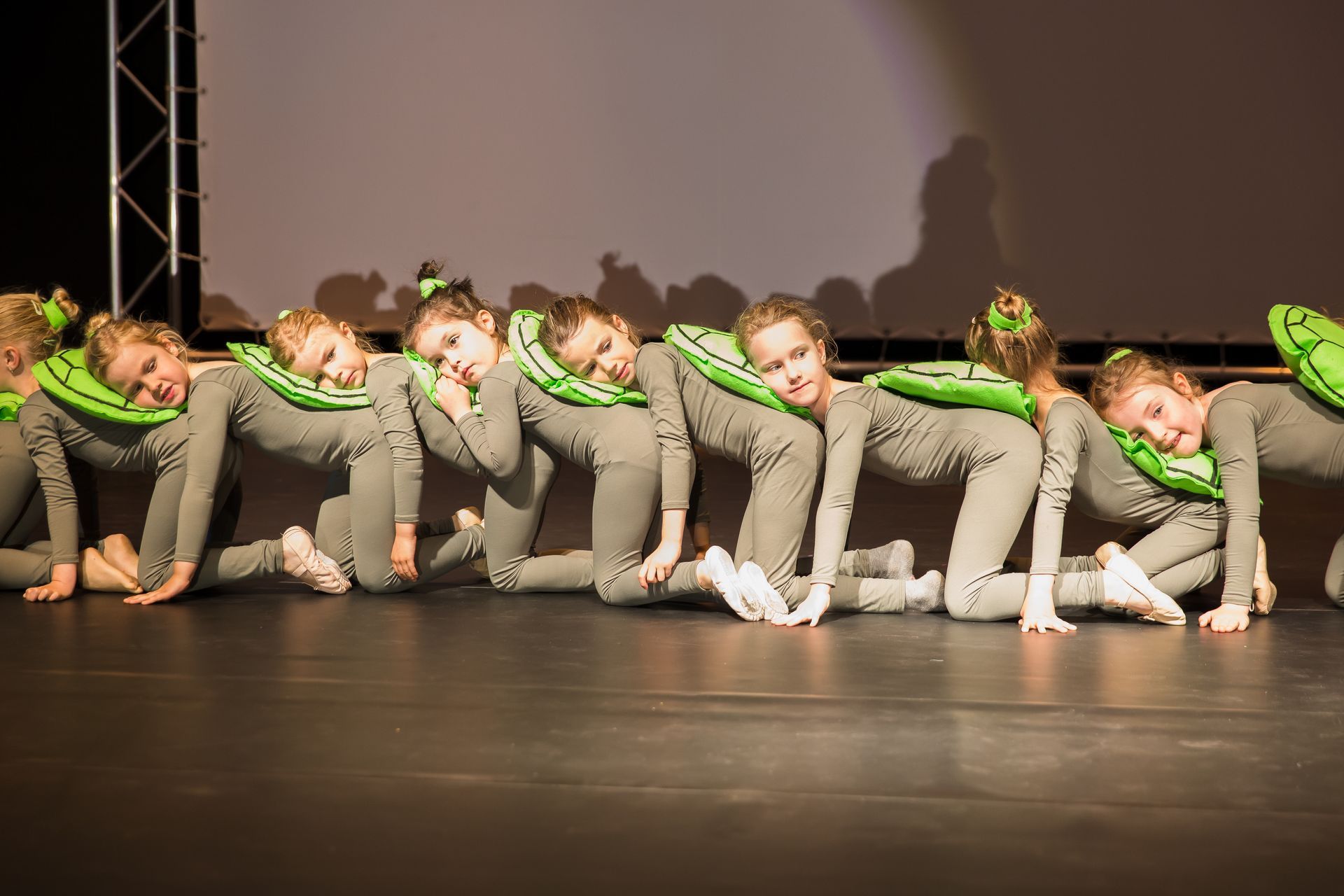 Eine Gruppe junger Mädchen tanzt auf einer Bühne.
