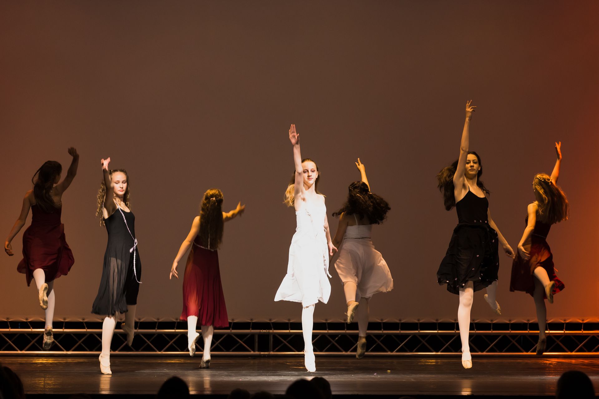 Eine Gruppe junger Frauen tanzt auf einer Bühne.