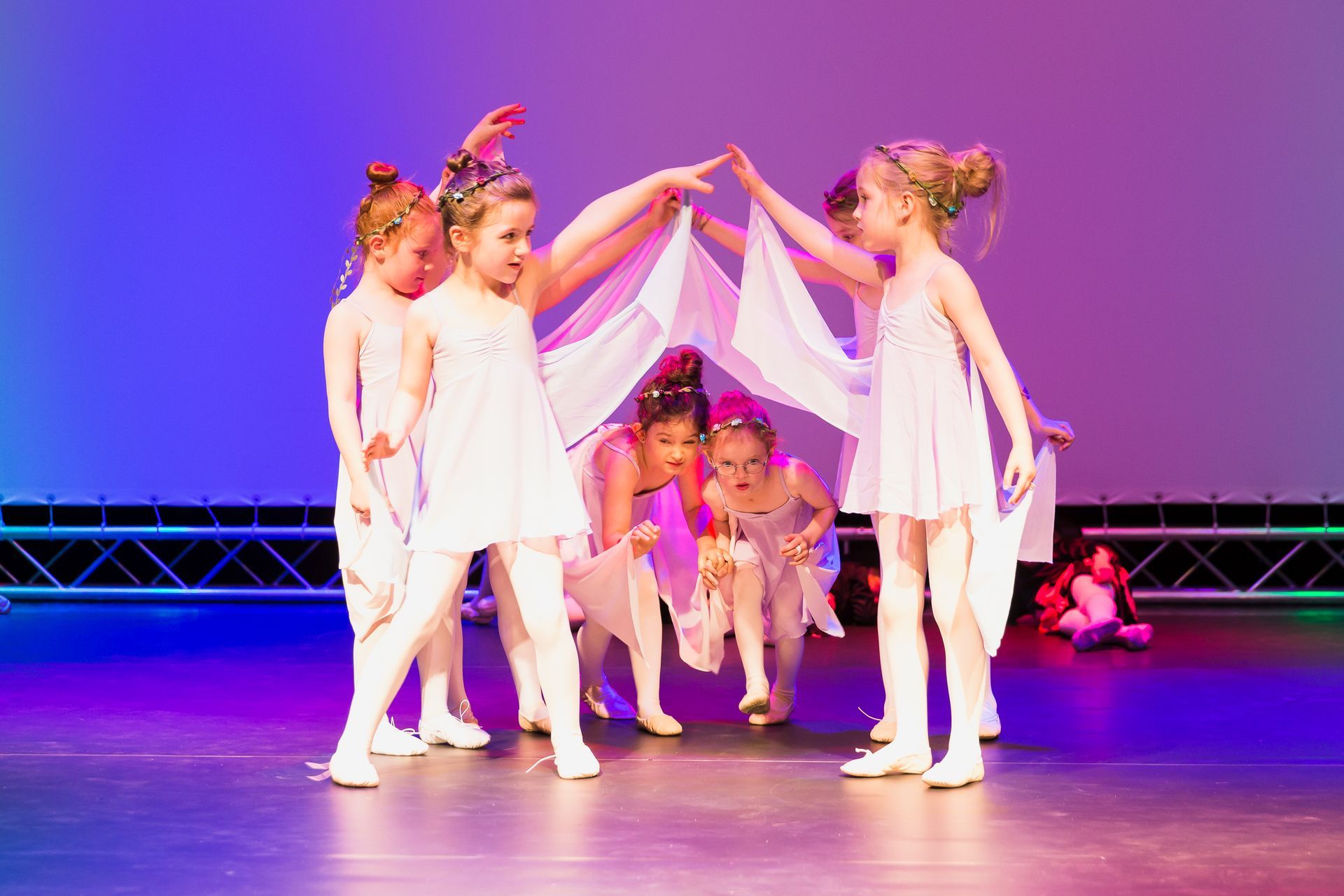 Eine Gruppe junger Mädchen tanzt auf einer Bühne.