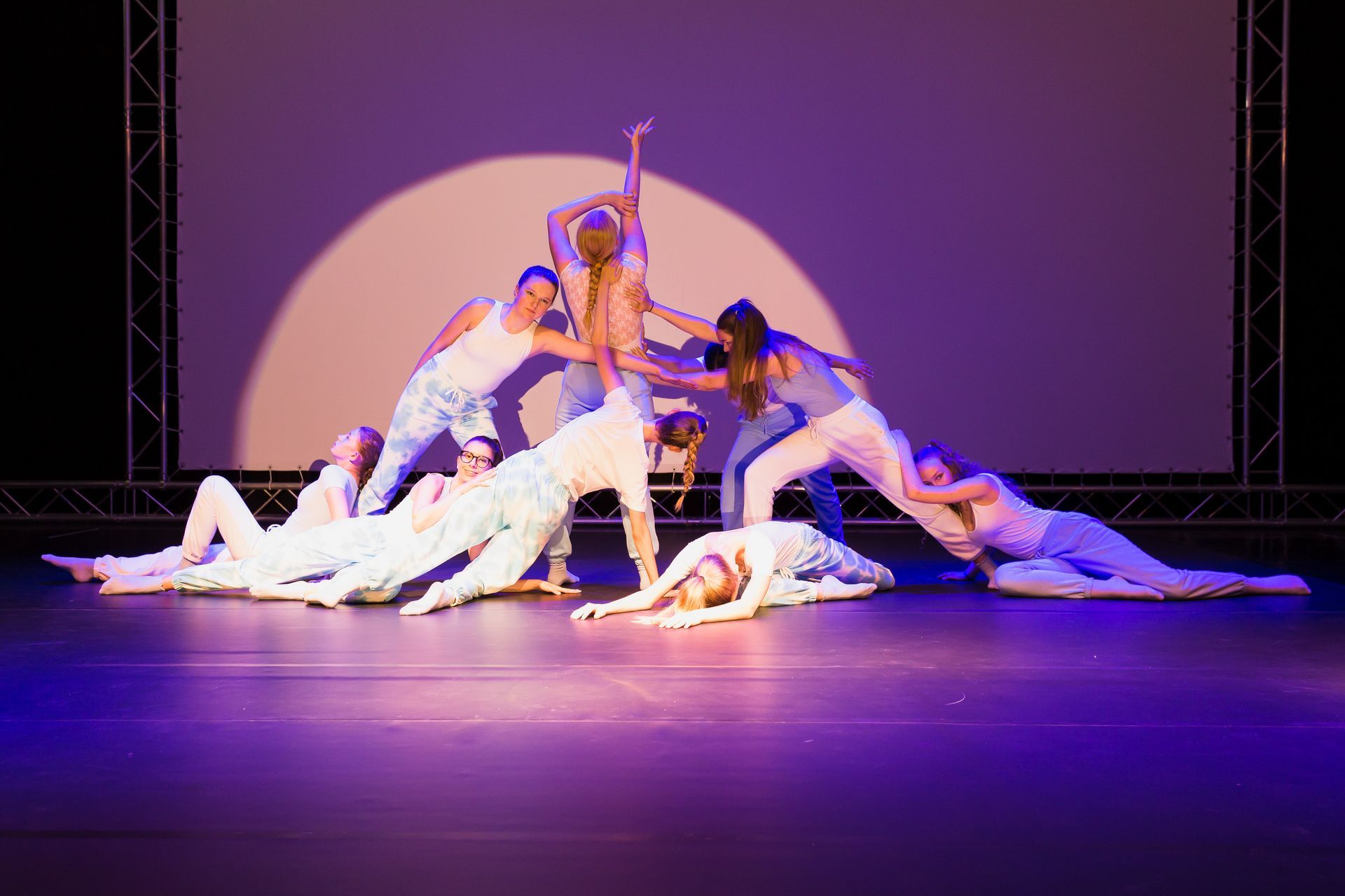 Eine Gruppe Tänzer tritt auf einer Bühne auf.
